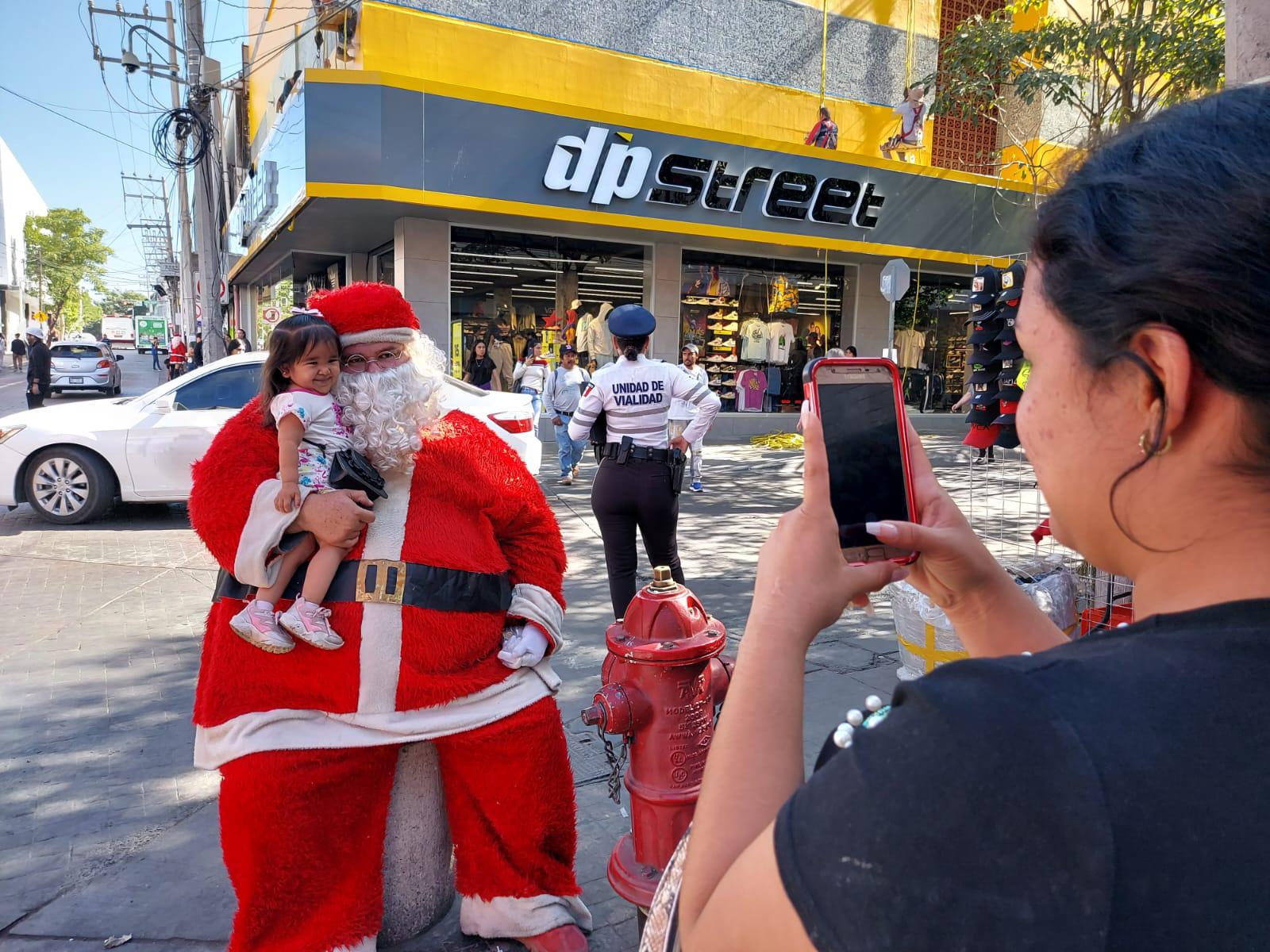 $!Santa Clos recolecta las últimas cartas en Culiacán antes de Navidad