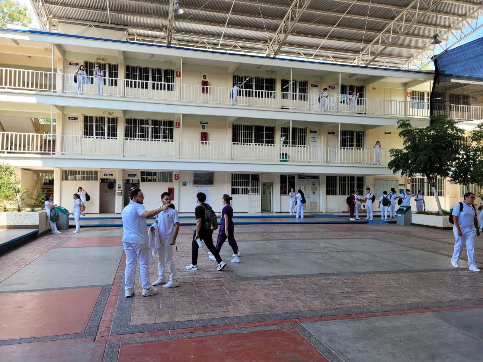 $!Aunque regresan a clases, estudiantes reportan salones casi vacíos en UAS de Culiacán