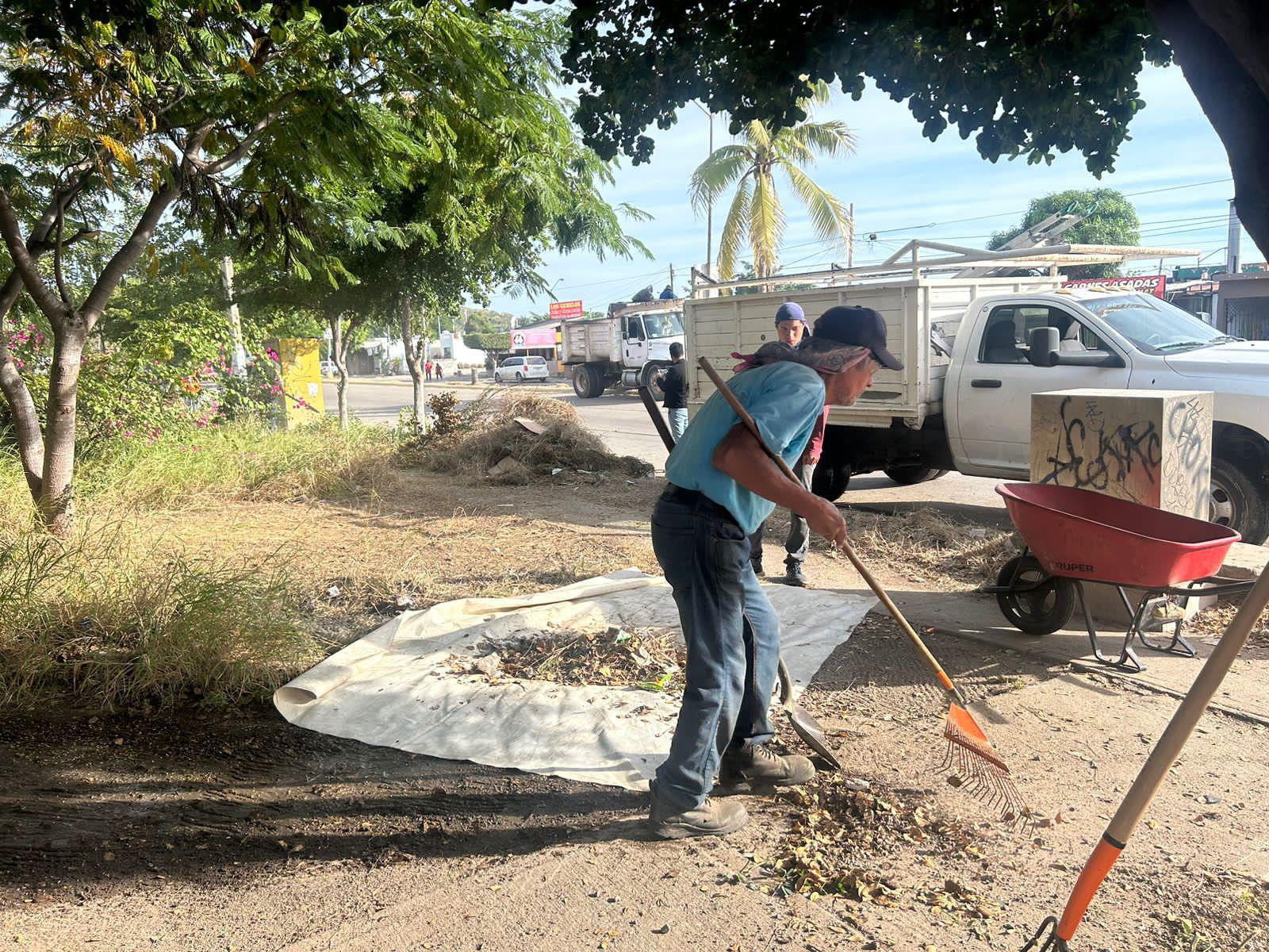 $!Le llueven al Alcalde de Mazatlán reclamos de atención también en Santa Fe