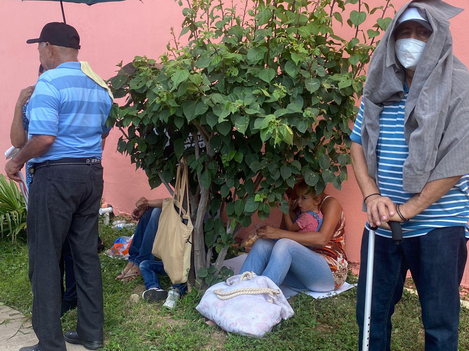 $!Calor y aglomeraciones ‘caldean’ los ánimos previo a evento de Claudia en Culiacán