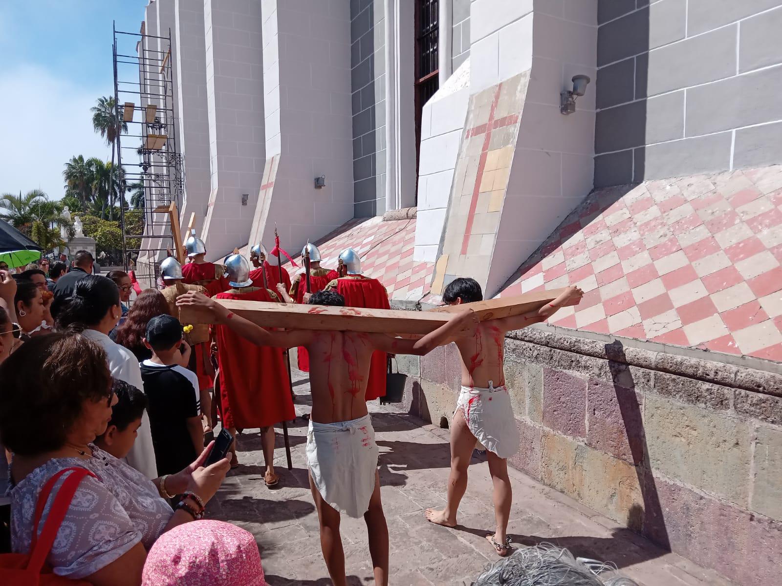 $!Realizan Viacrucis en el Atrio de la Catedral de Mazatlán