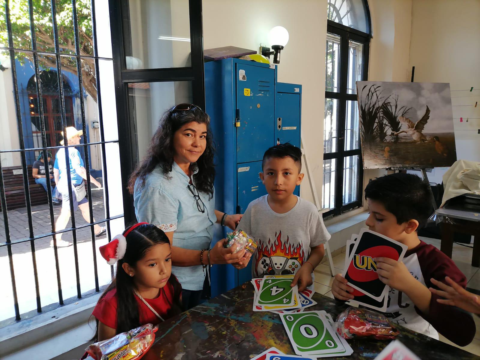 $!A los pequeños alumnos se les repartieron dulces.