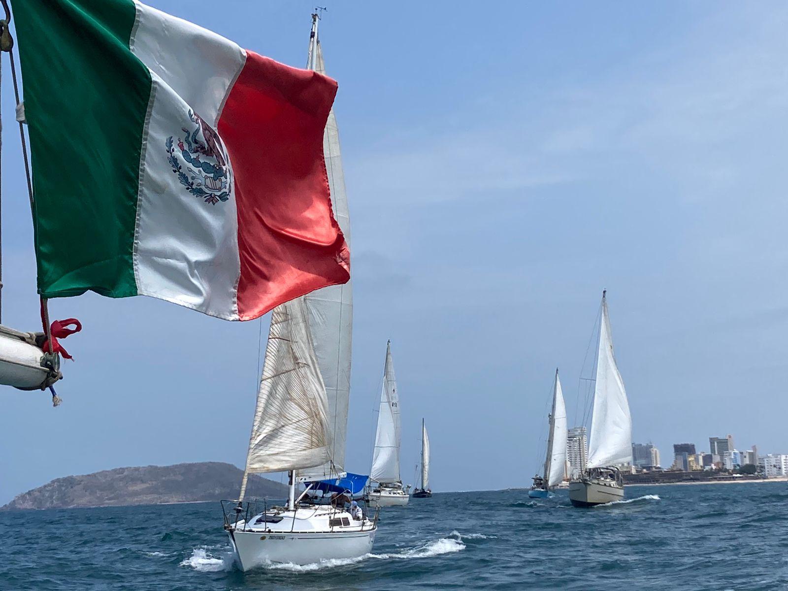 $!Deleitan veleros en el Malecón de Mazatlán con desfile por el Día de la Marina