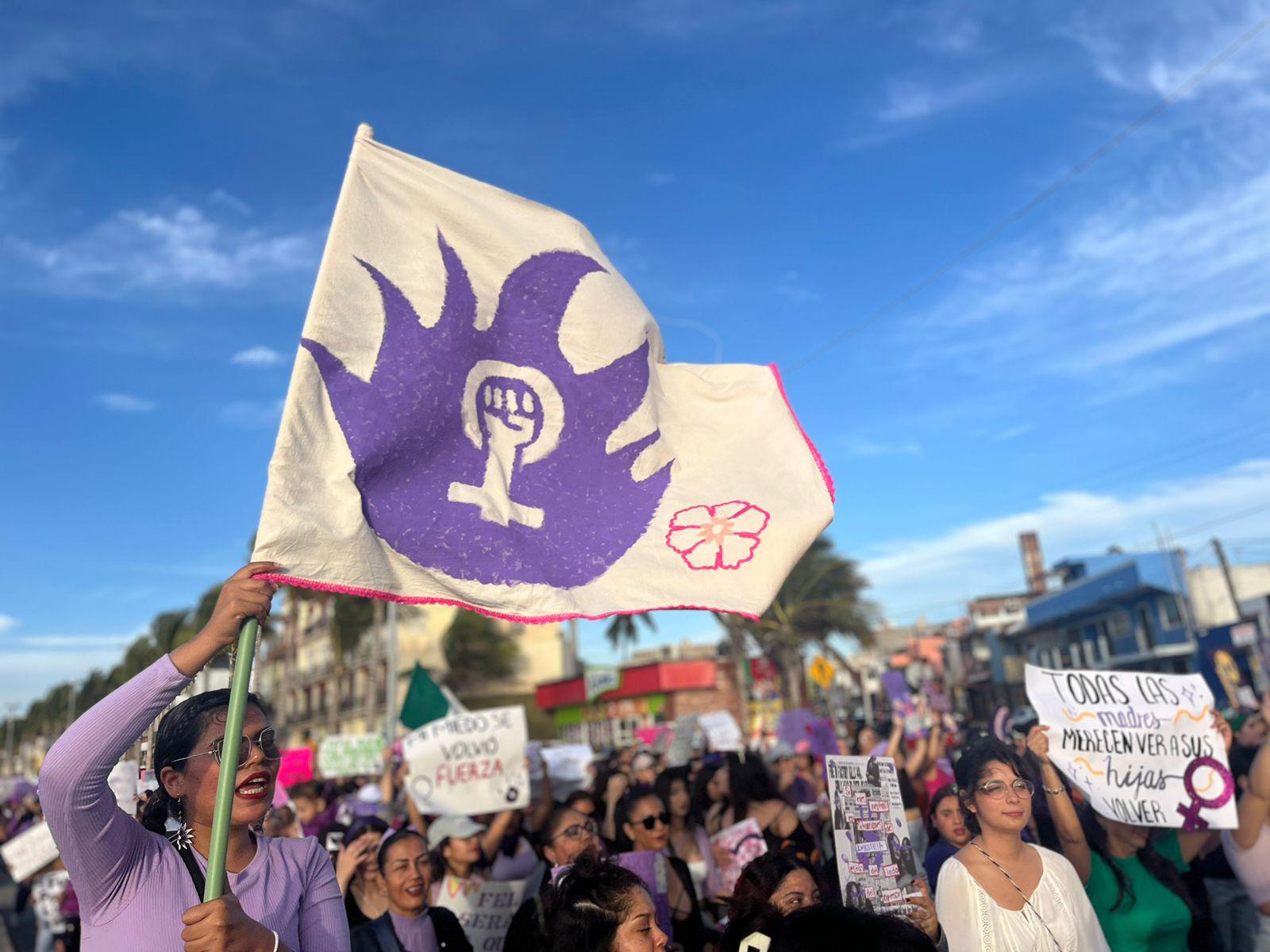 $!Mujeres en Mazatlán ‘encienden el fuego de sus voces’ en la Marcha del 8M