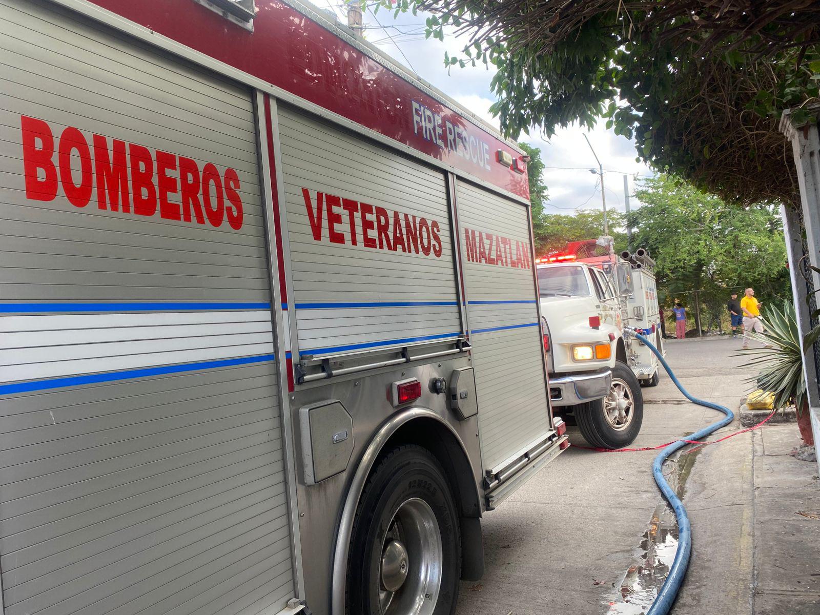 $!Bomberos sofocan incendio en vivienda de Mazatlán