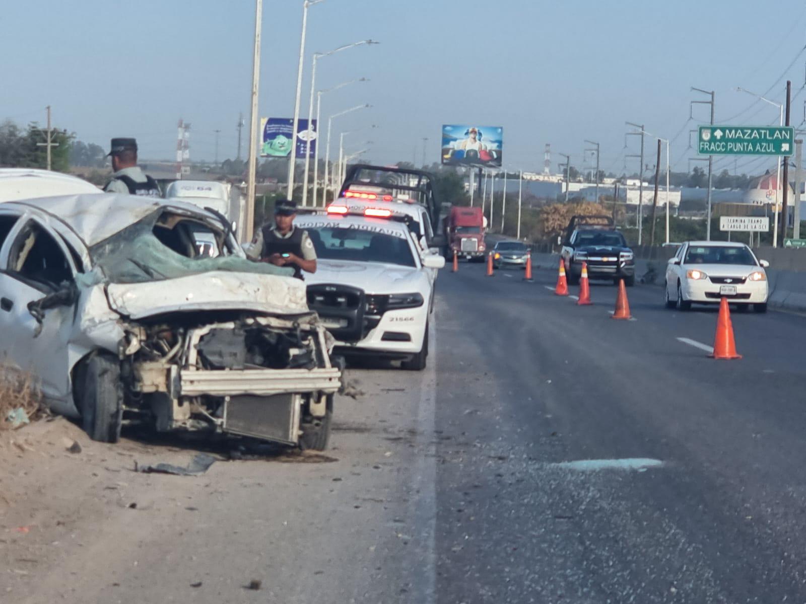 $!Auto choca contra poste y vuelca en La Costerita