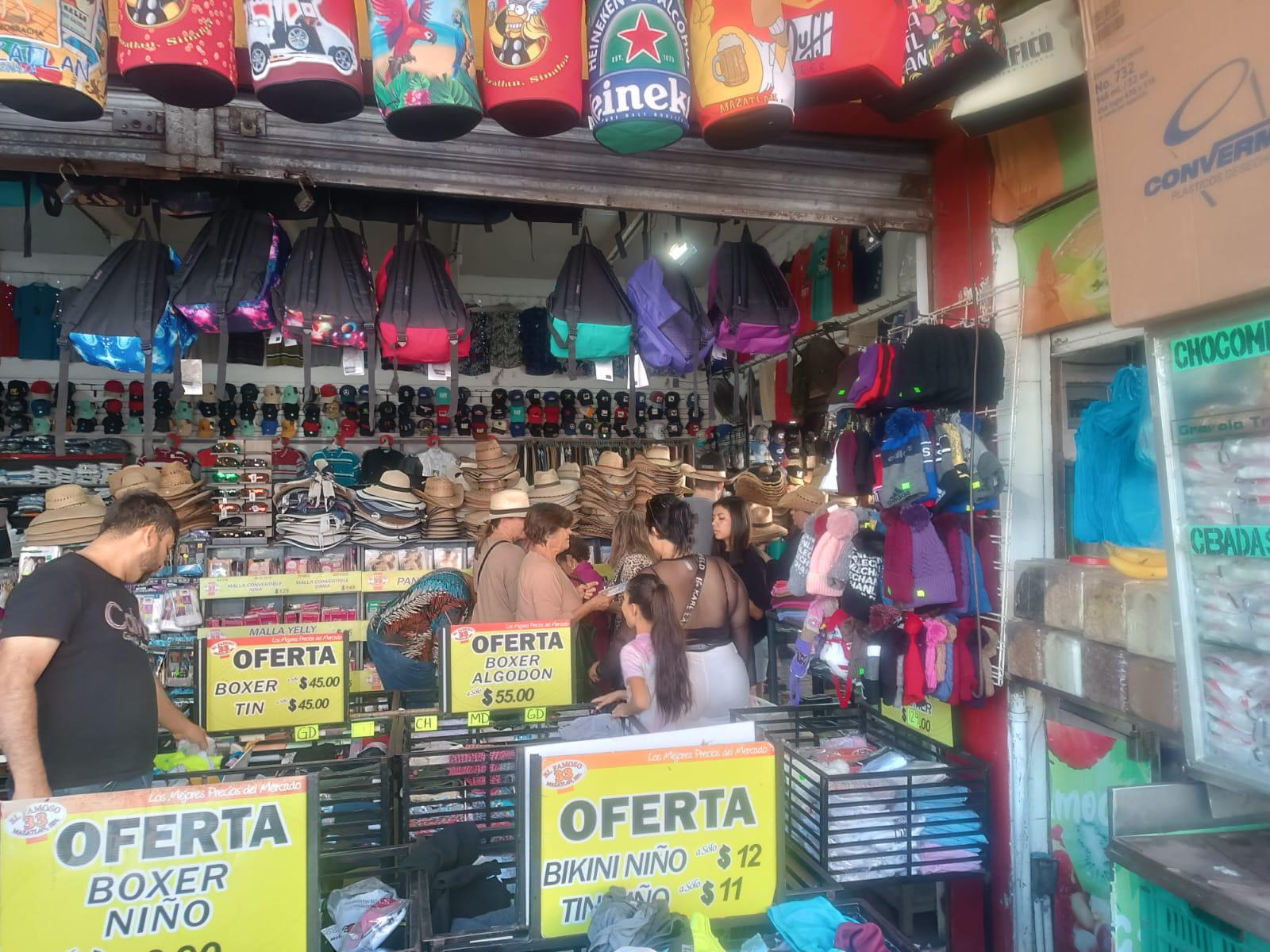 $!Realizan compras navideñas en el fin de semana previo a Nochebuena, en Mazatlán