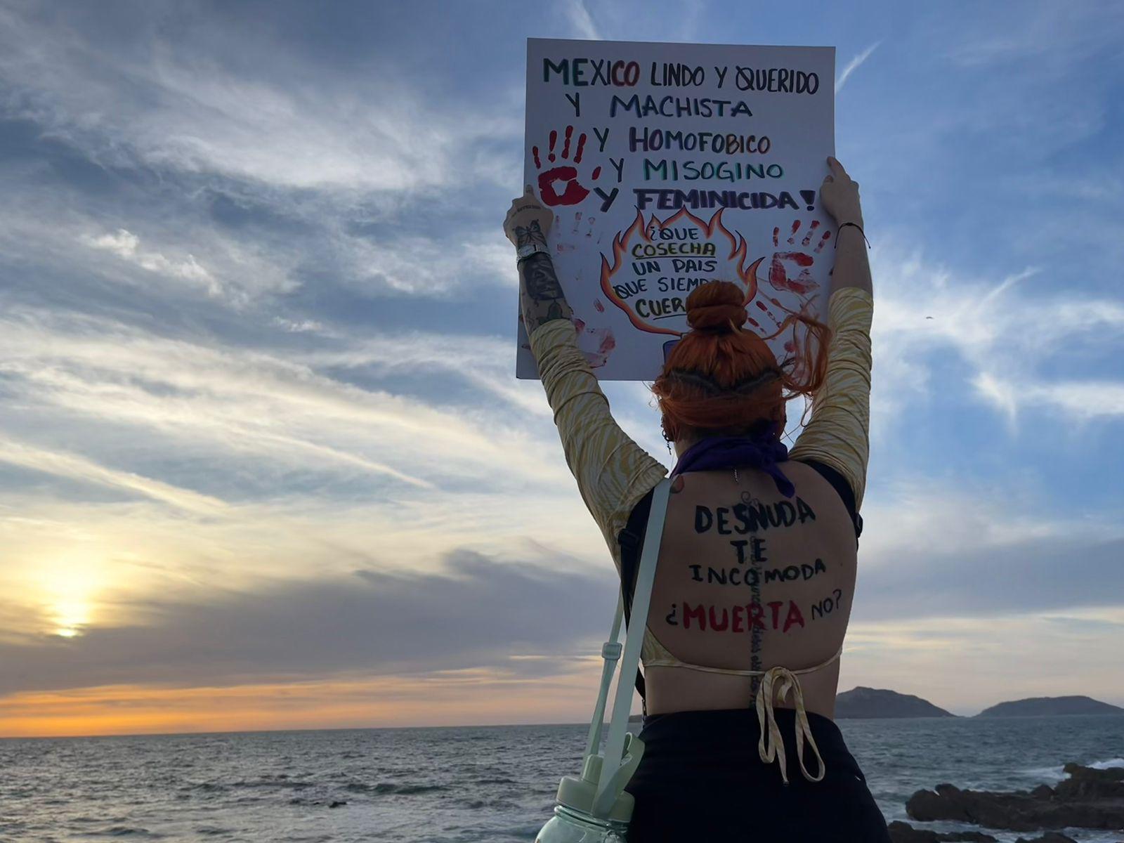 $!Mujeres en Mazatlán ‘encienden el fuego de sus voces’ en la Marcha del 8M