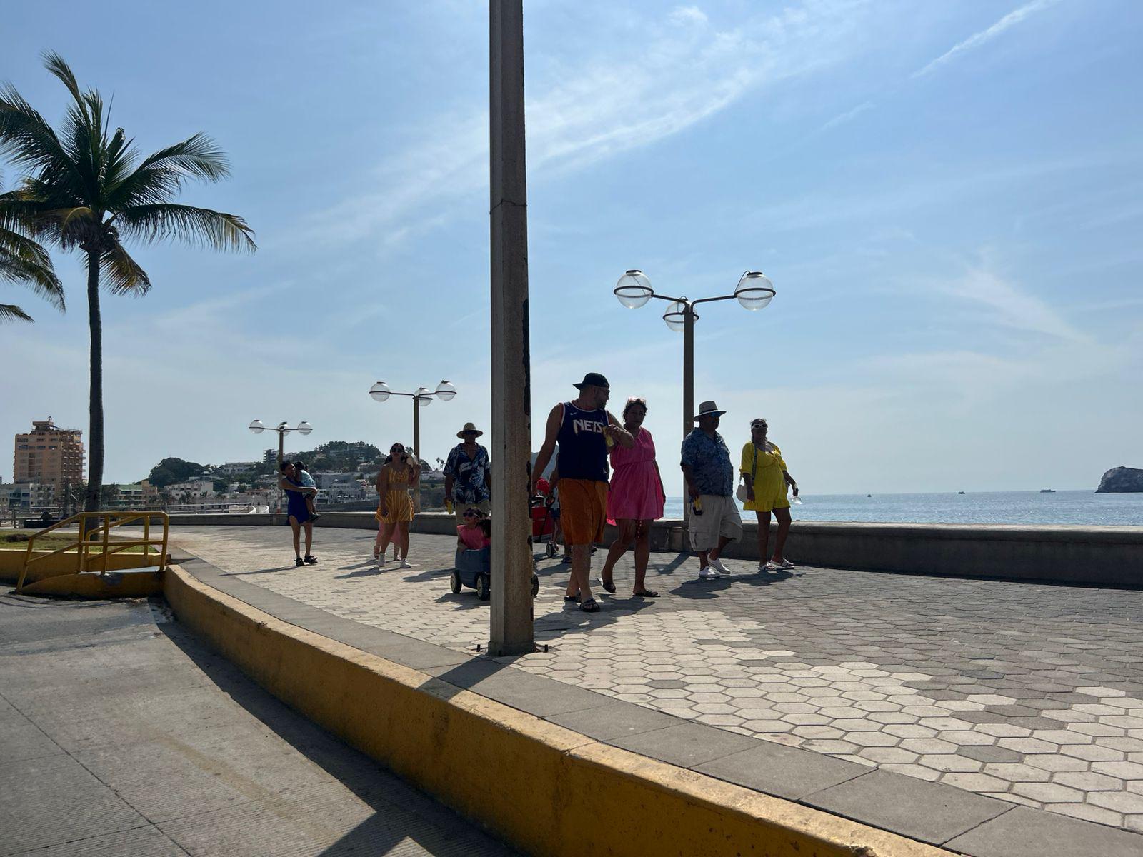 $!Turistas disfrutan del fin de semana en Mazatlán