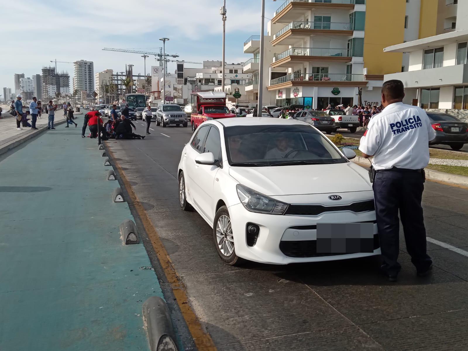 $!Resulta lesionado motociclista en choque en la Avenida del Mar