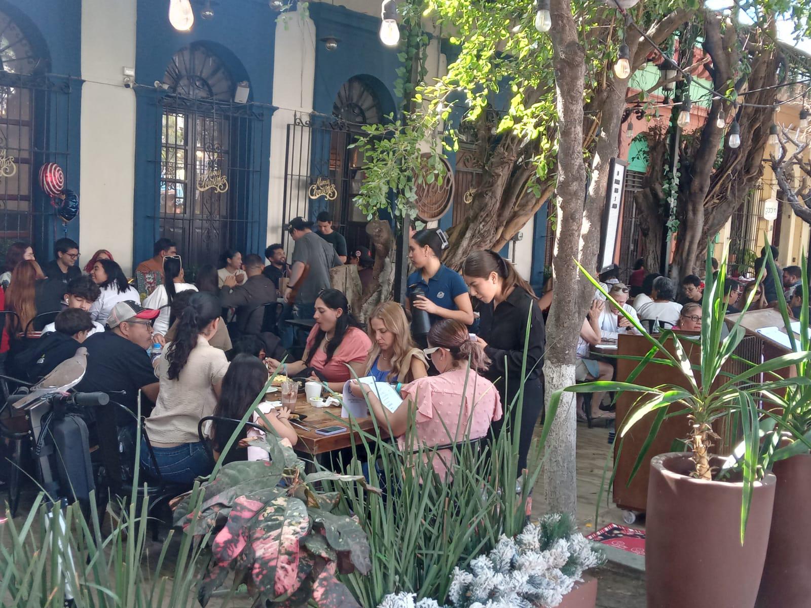 $!Visitantes llenan restaurantes y recorren el Centro Histórico de Mazatlán