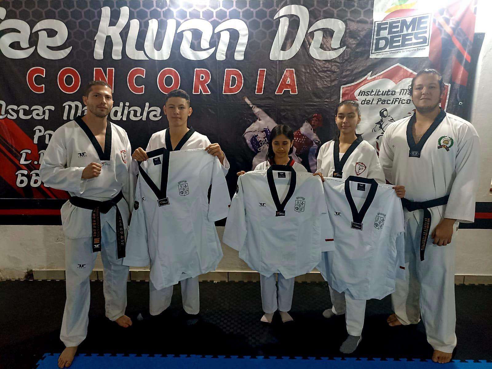 $!Taekwondoínes de Concordia reciben su uniforme