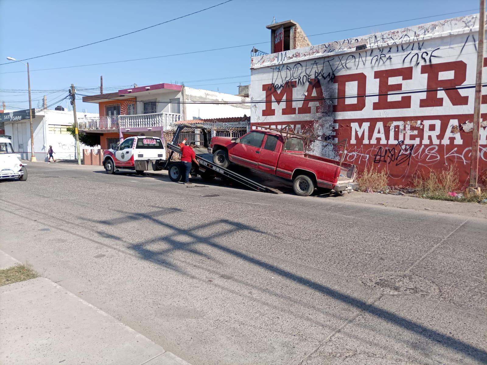 $!SSPyTM retira 10 vehículos varados en banquetas de Mazatlán