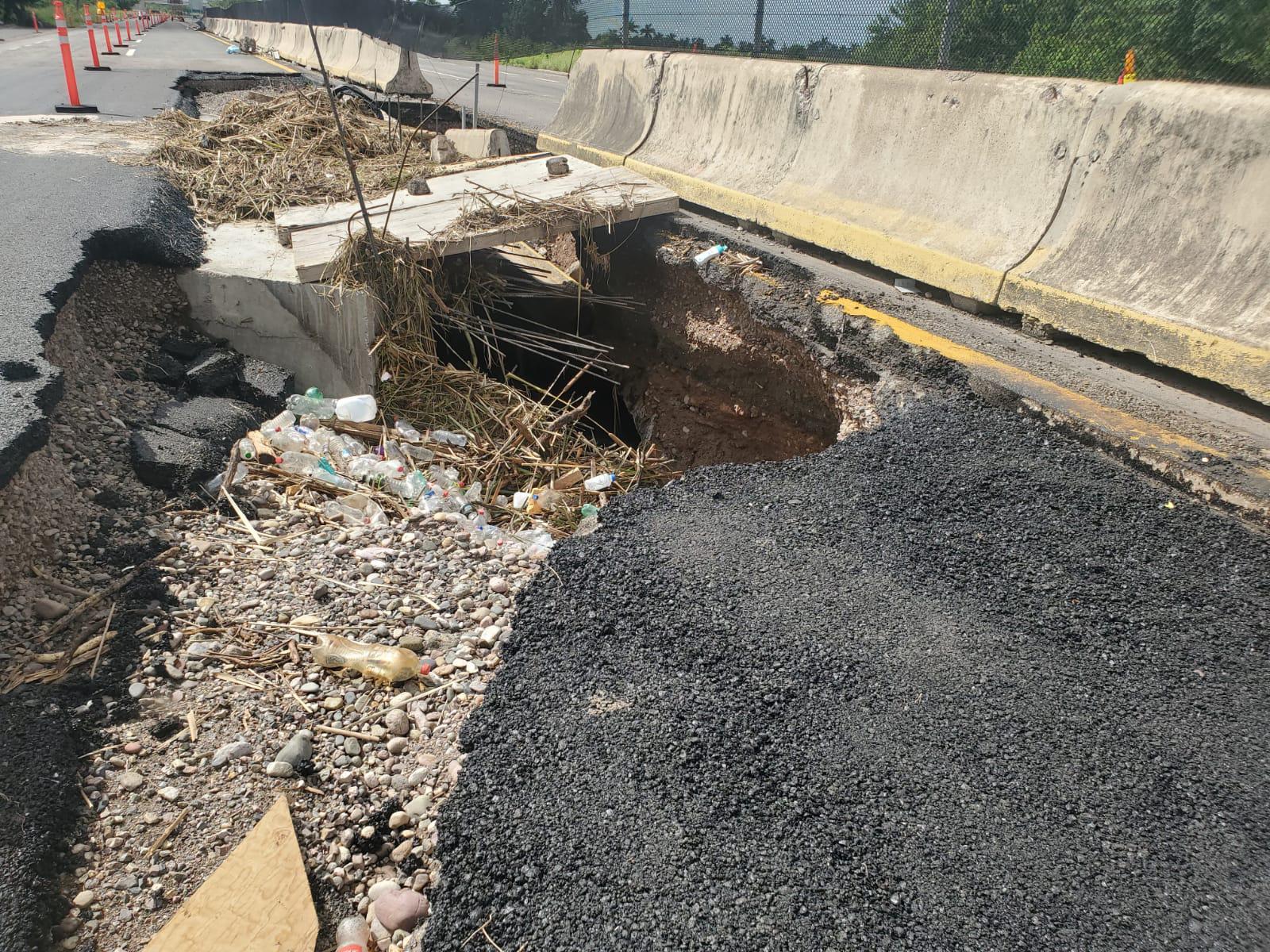 $!La autopista Mazatlán-Culiacán, tras las lluvias, está llena de baches