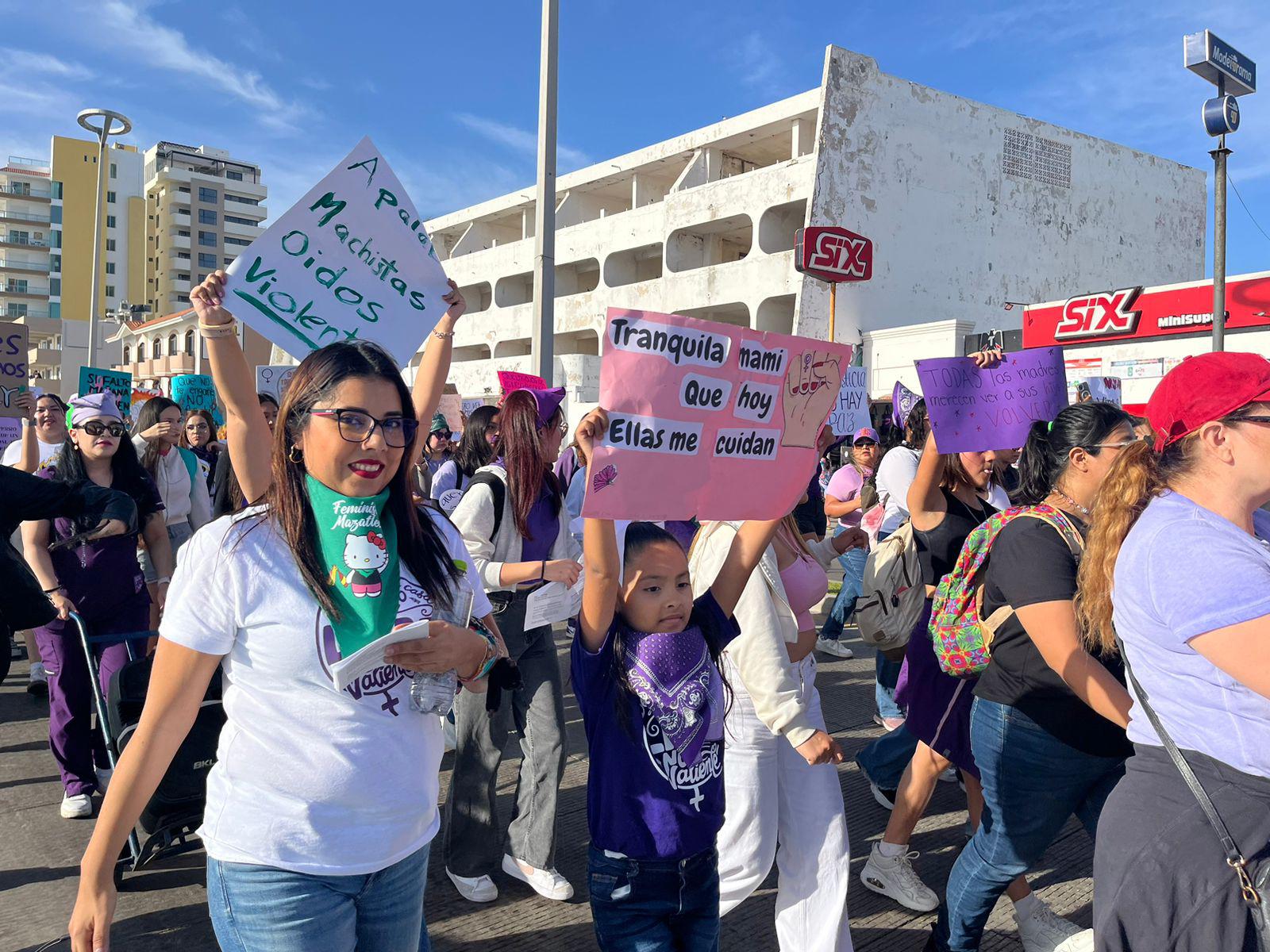 $!Mujeres en Mazatlán ‘encienden el fuego de sus voces’ en la Marcha del 8M