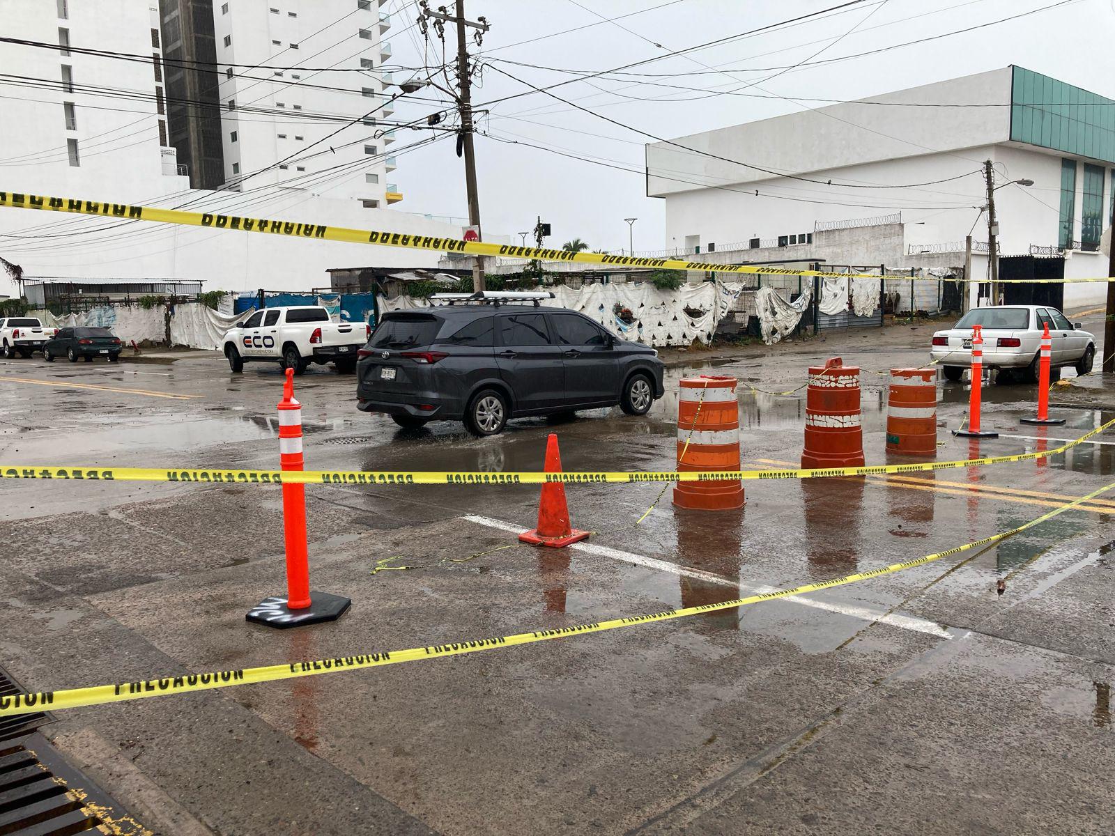 $!Avenida Cruz Lizárraga, en Mazatlán, está cerrada a la circulación