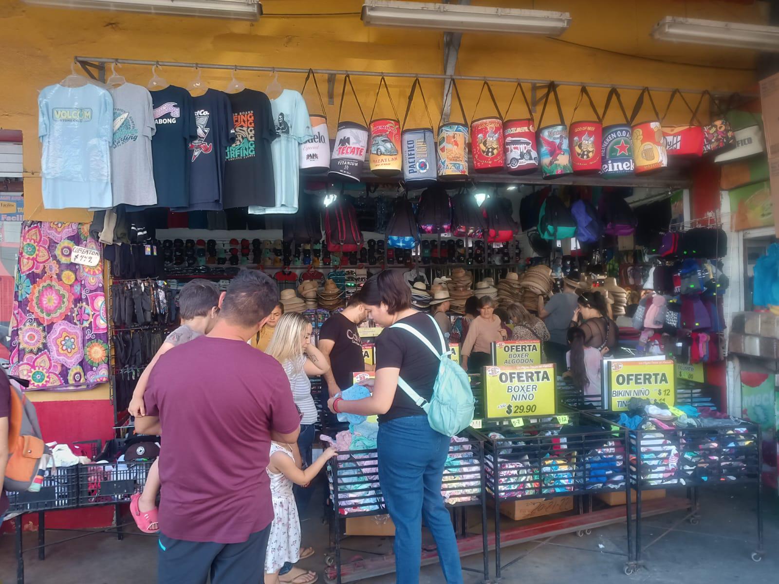 $!Realizan compras navideñas en el fin de semana previo a Nochebuena, en Mazatlán