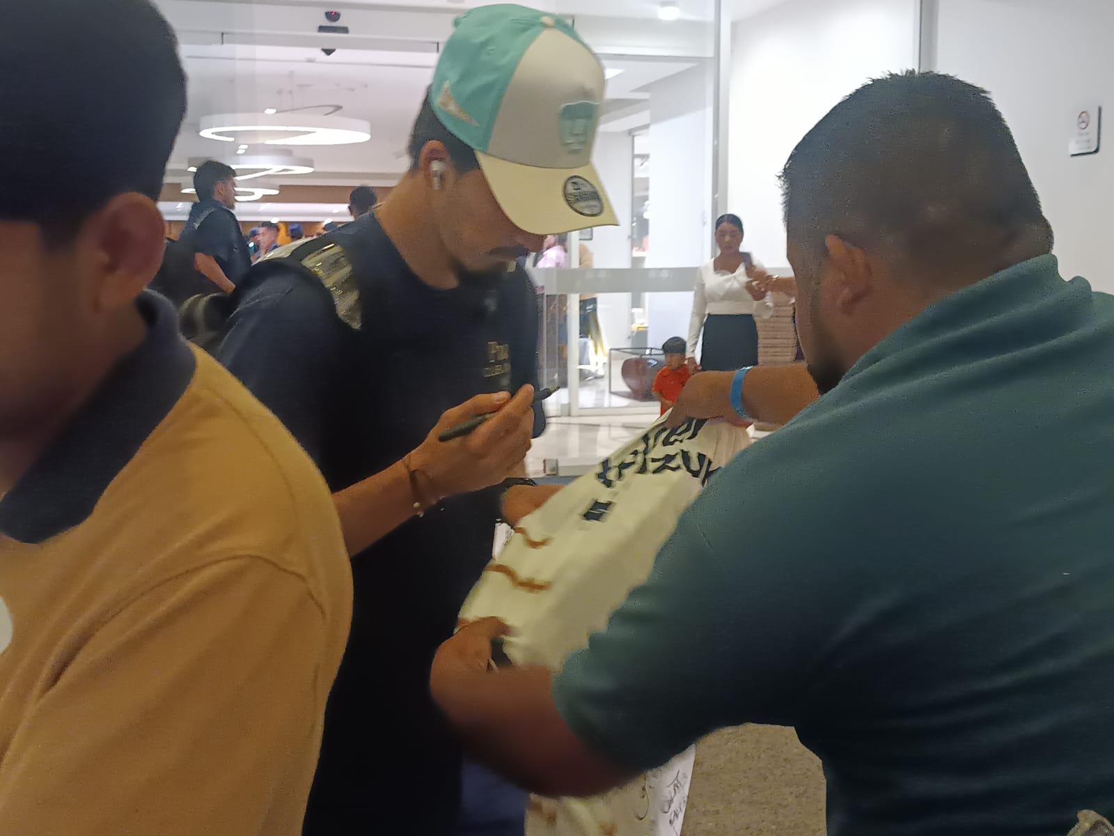 $!Llega Pumas a Mazatlán y es recibido con entusiasmo por un grupo de aficionados