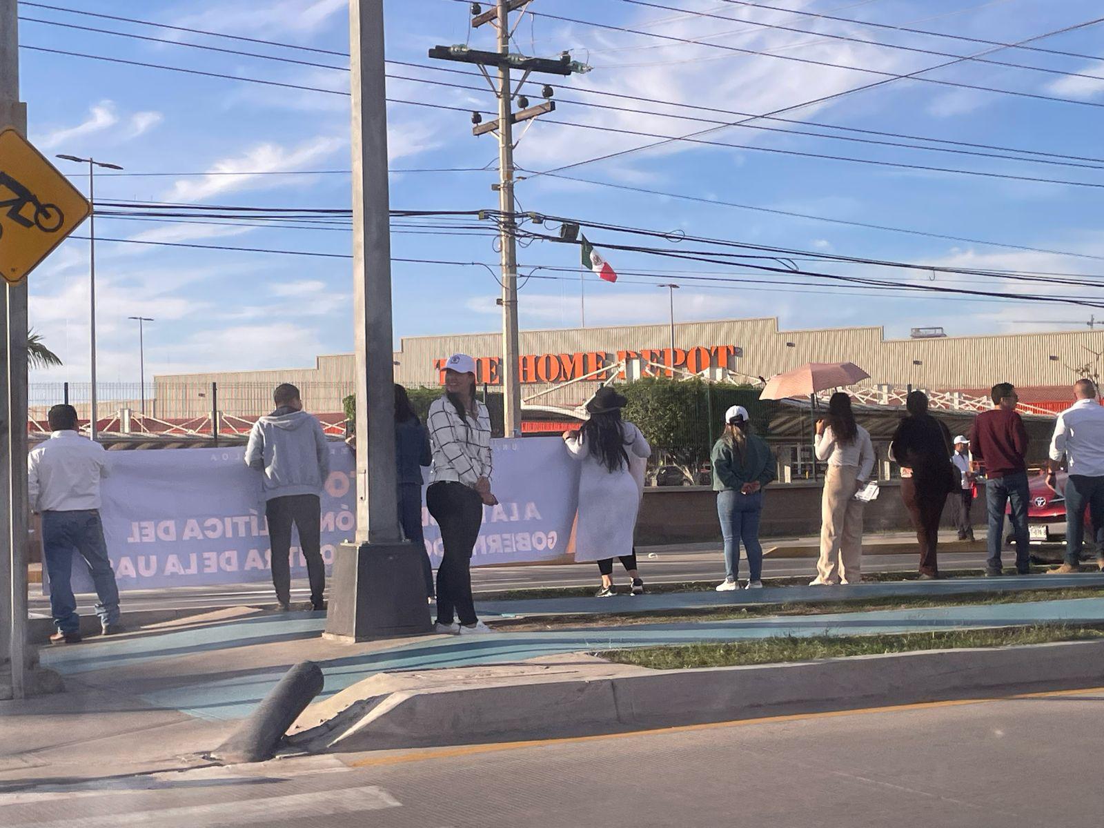 $!En cruceros de Culiacán, Mazatlán y Rosario trabajadores de la UAS ahora pegan calcas y entregan volantes