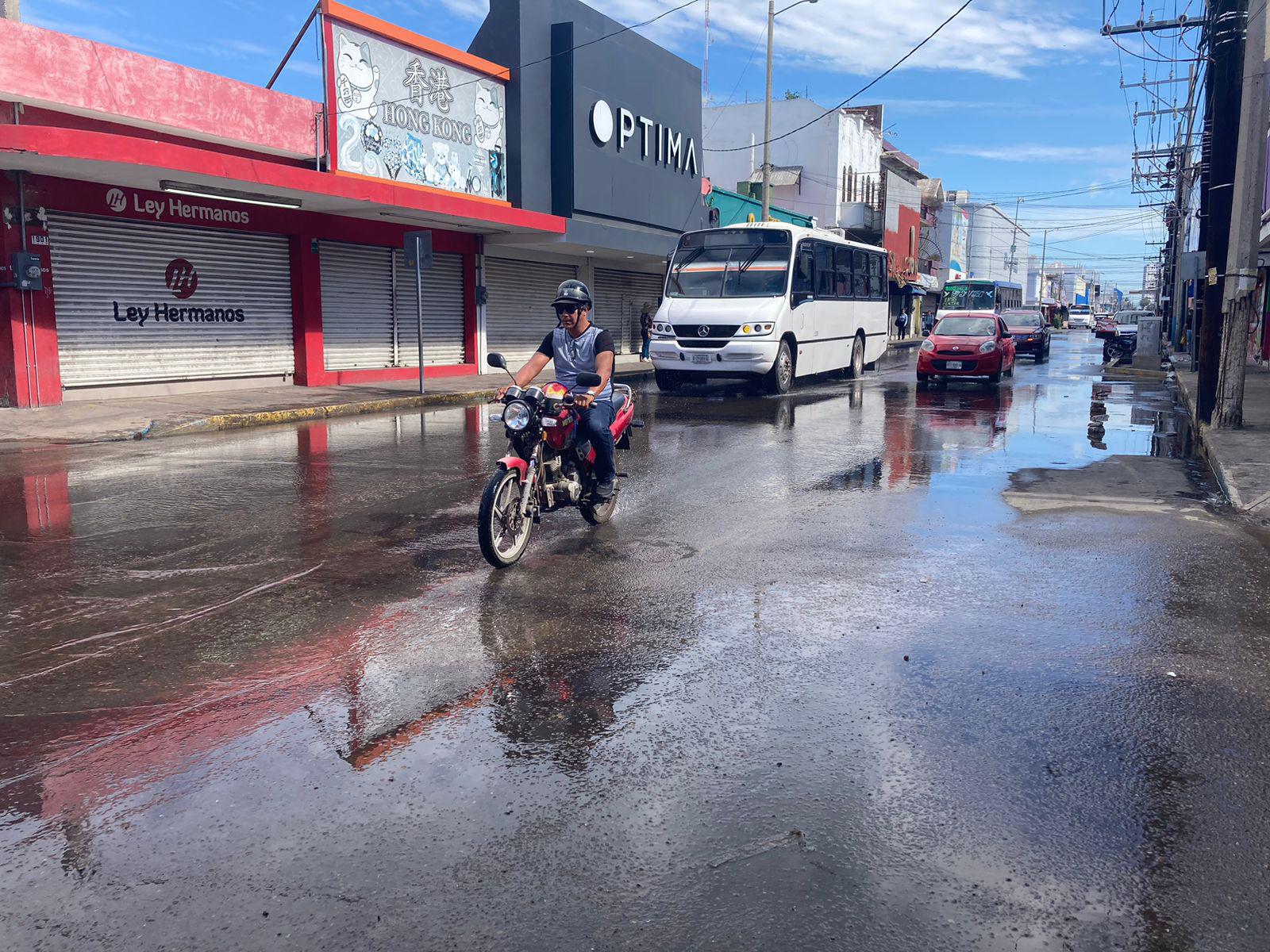 $!En pleno Centro de Mazatlán se desperdician miles de litros de agua potable por una fuga