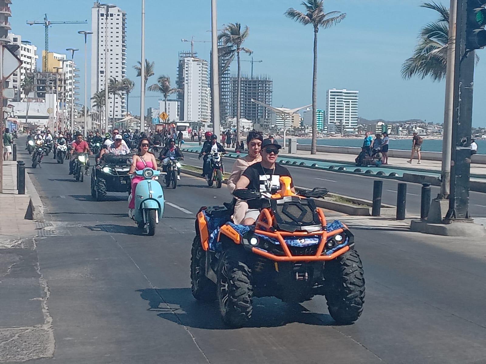 $!Son ya centenares de motociclistas los que transitan por el Malecón previo a desfile de Semana de la Moto