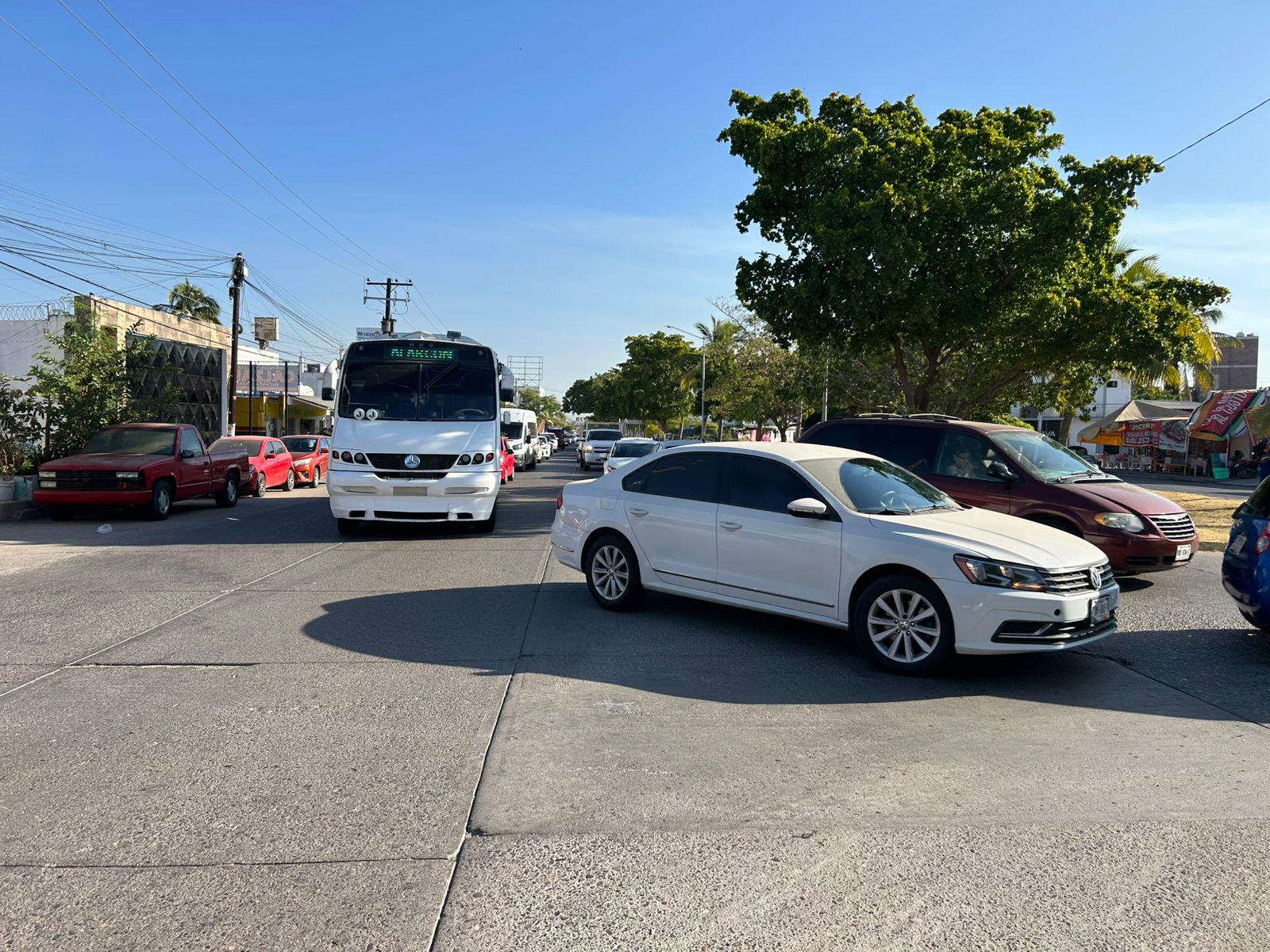 $!Bloquean Avenida Bicentenario en Mazatlán para demandar electricidad en secundaria