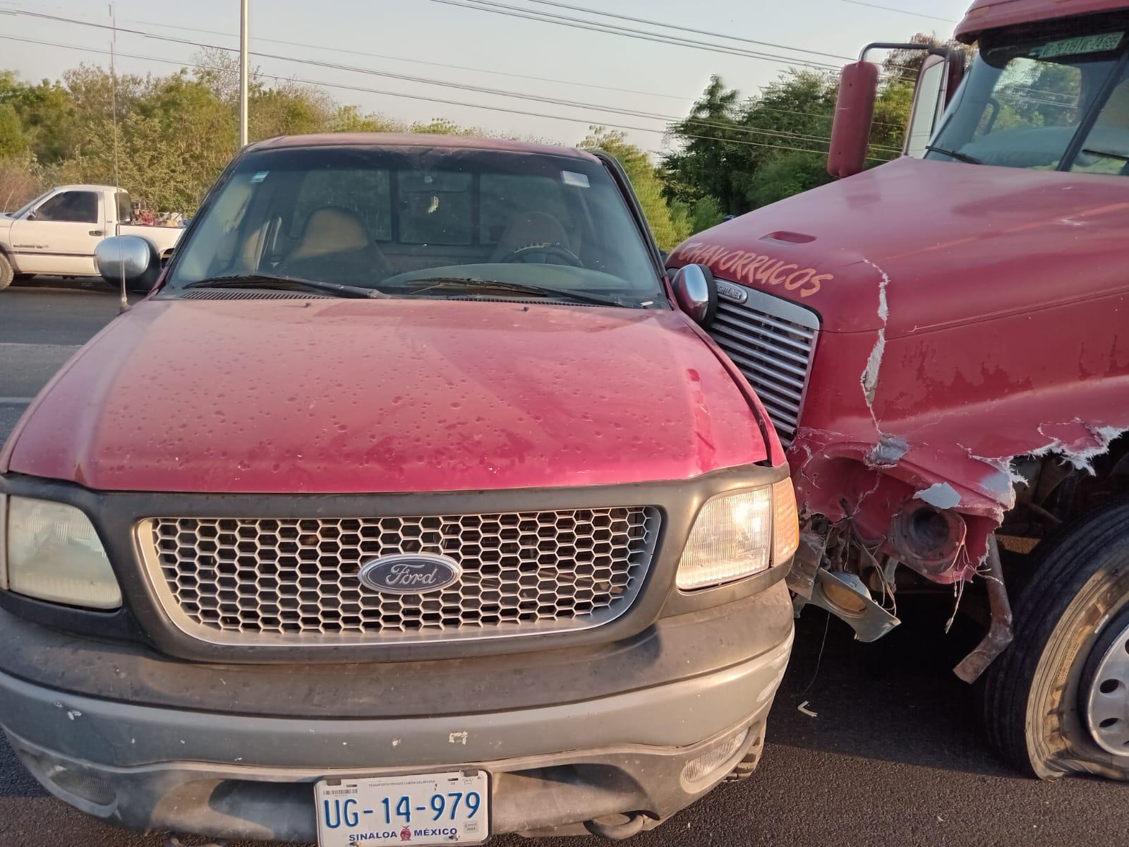 $!Conductores resultan ilesos tras carambola entre un tráiler y varios vehículos en Culiacán