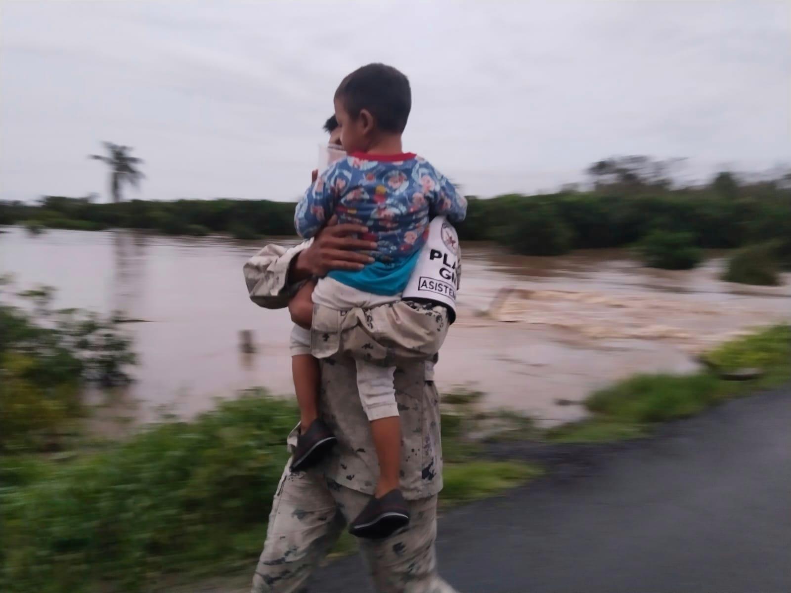 $!‘John’ deja 16 muertos; comunidades incomunicadas en Oaxaca y Acapulco bajo el agua