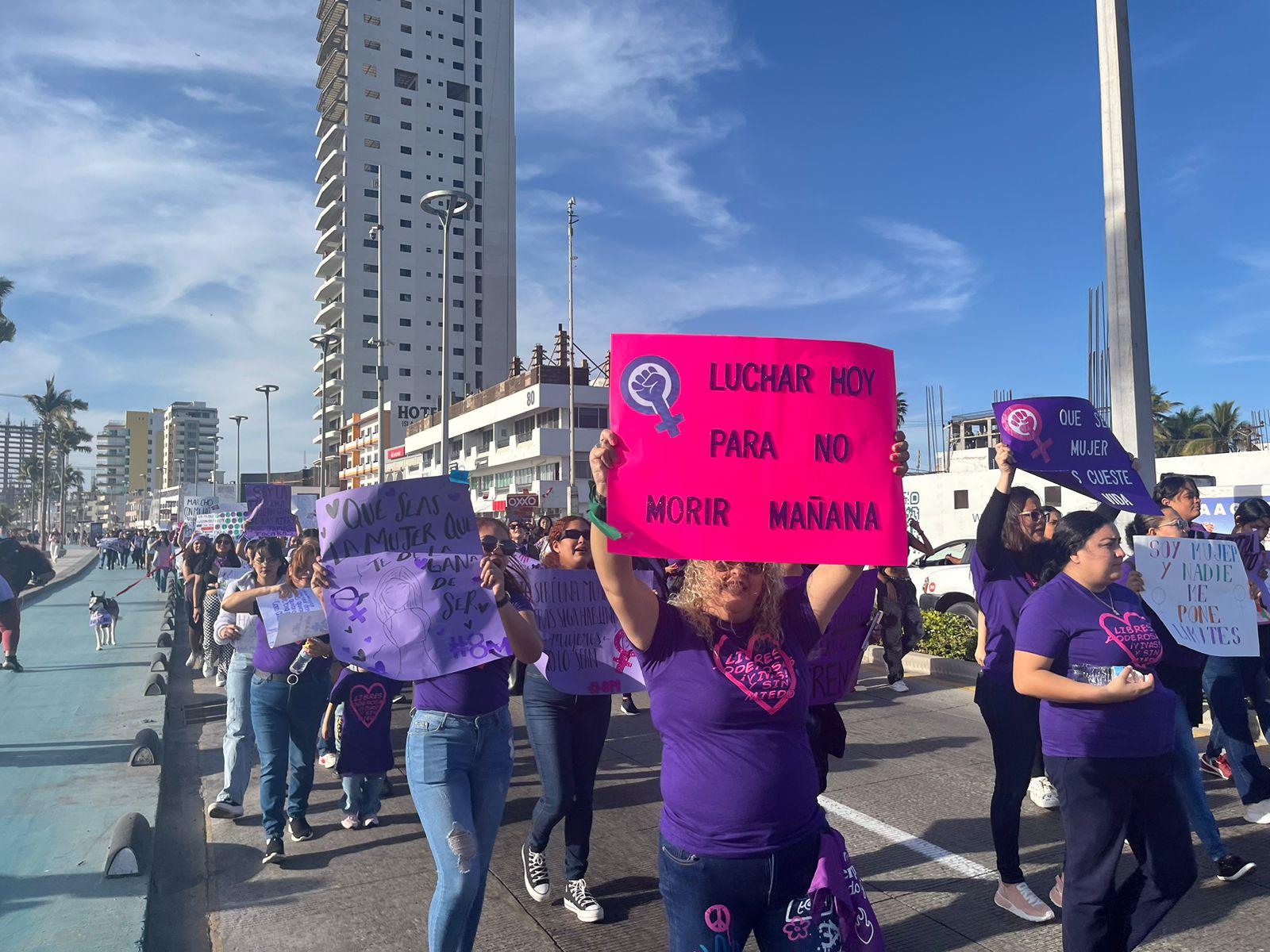 $!Mujeres en Mazatlán ‘encienden el fuego de sus voces’ en la Marcha del 8M