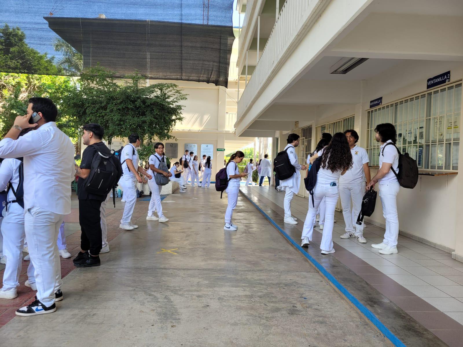 $!Aunque regresan a clases, estudiantes reportan salones casi vacíos en UAS de Culiacán