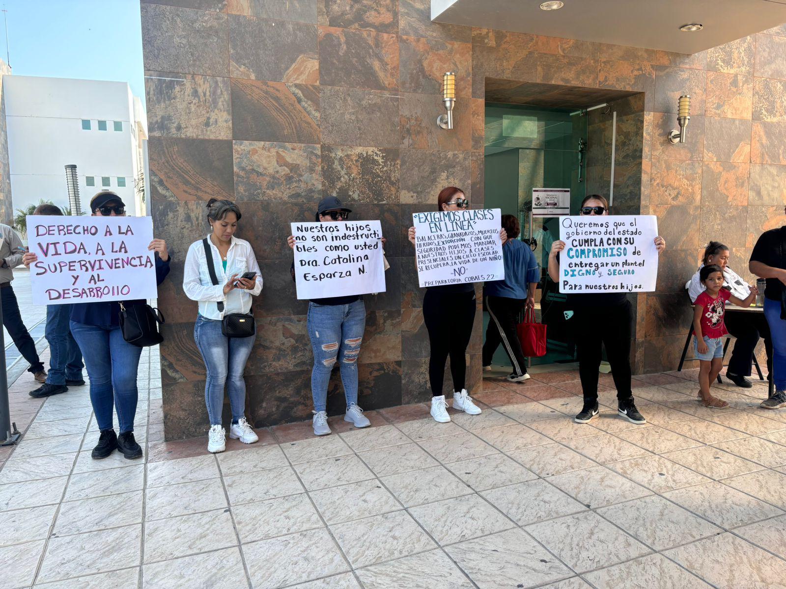 $!Exigen madres de familia clases virtuales ante inseguridad en Culiacán