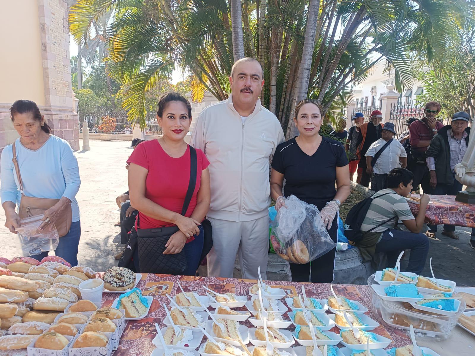 $!Brinda Comedor Comunitario en la Catedral de Mazatlán esperanza a migrantes y personas en situación de calle