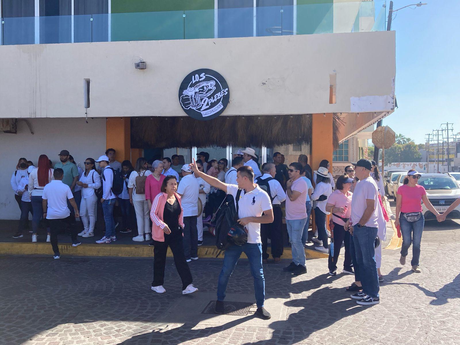 $!Marchan en Mazatlán ‘por Nuestra Democracia’ desde el Escudo de Sinaloa