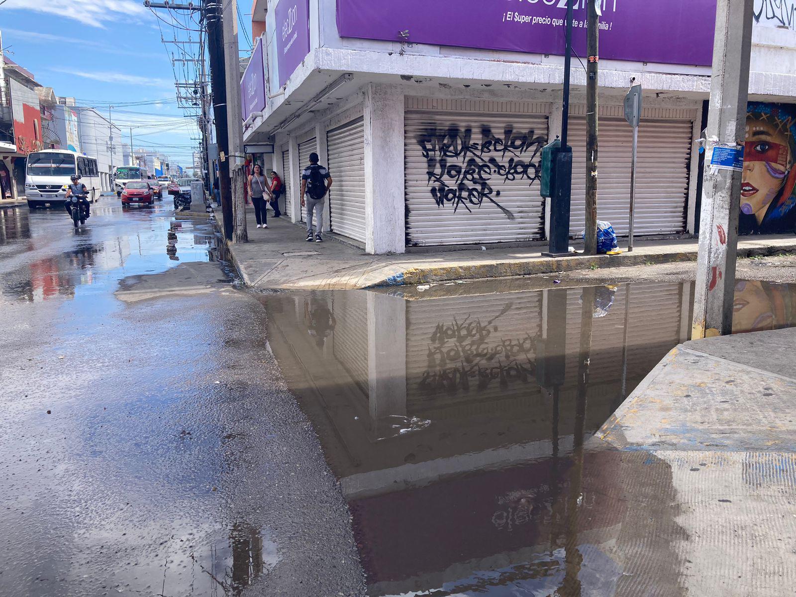 $!En pleno Centro de Mazatlán se desperdician miles de litros de agua potable por una fuga