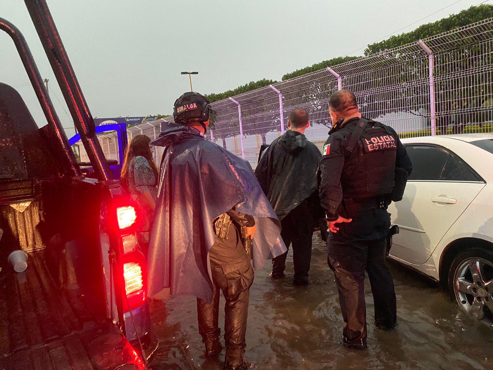 $!Deja lluvia en Culiacán daños en vehículos, árboles caídos y encharcamientos