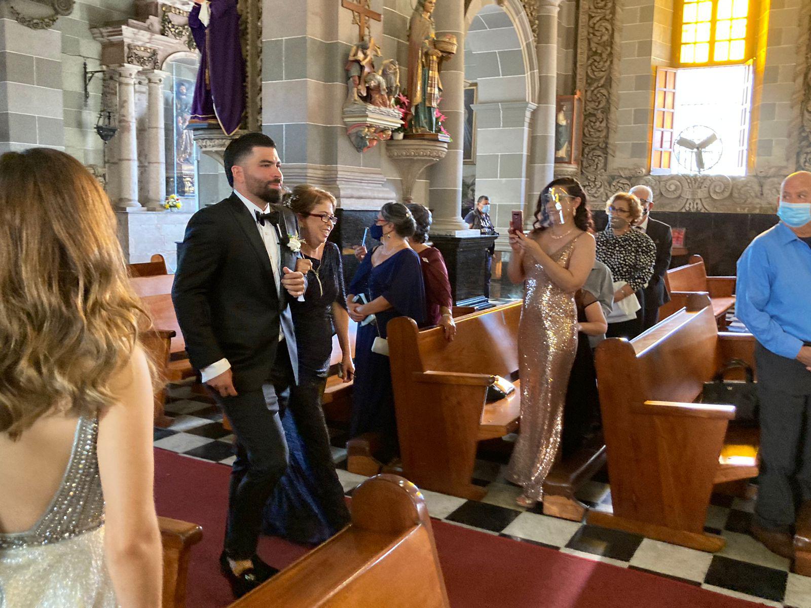 $!José Urquidy del brazo de su madre, Alma Urquidy, entró a Catedral.