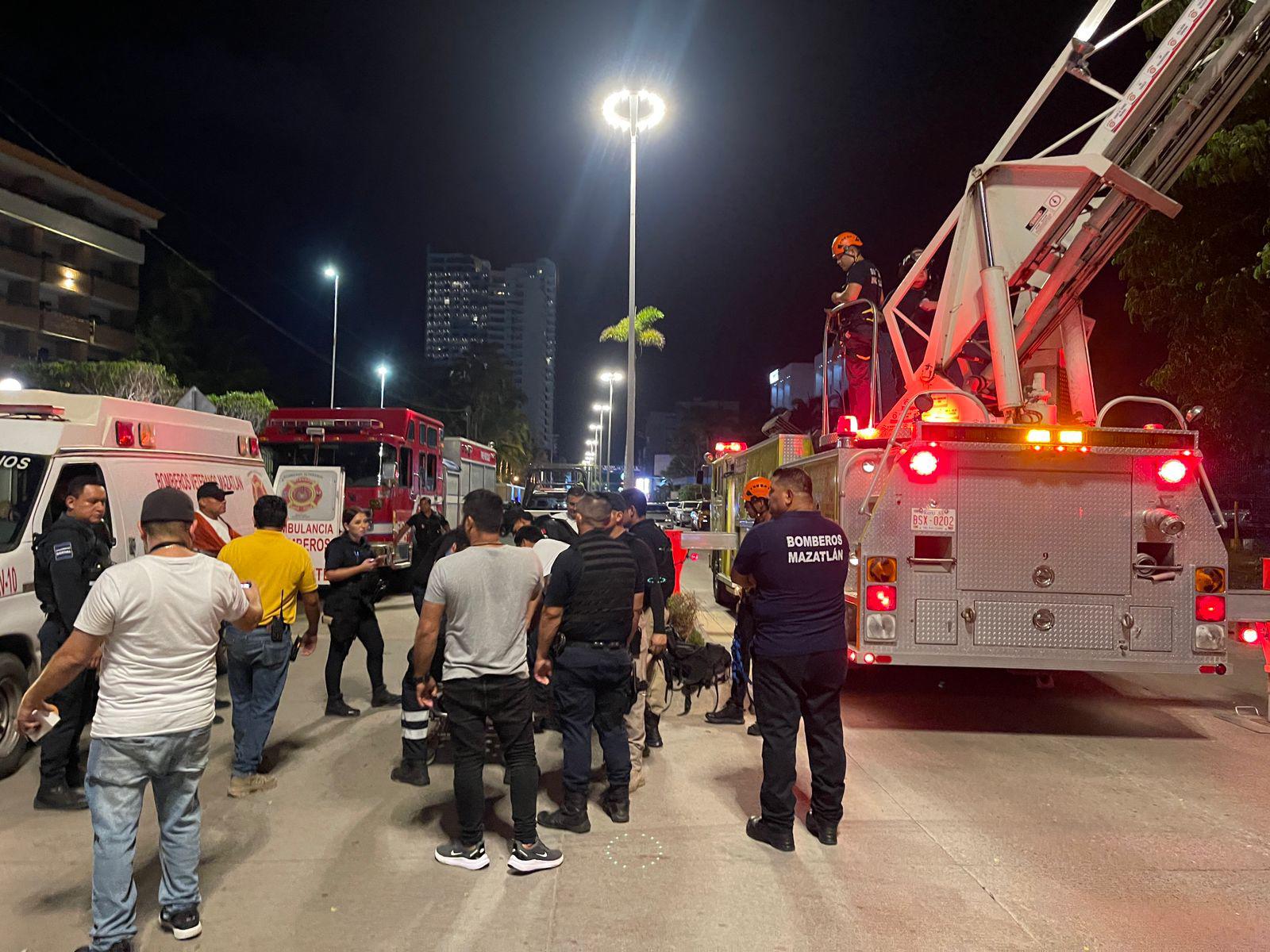 $!Cierran tramo de la Avenida Camarón Sábalo en Mazatlán para rescate de persona