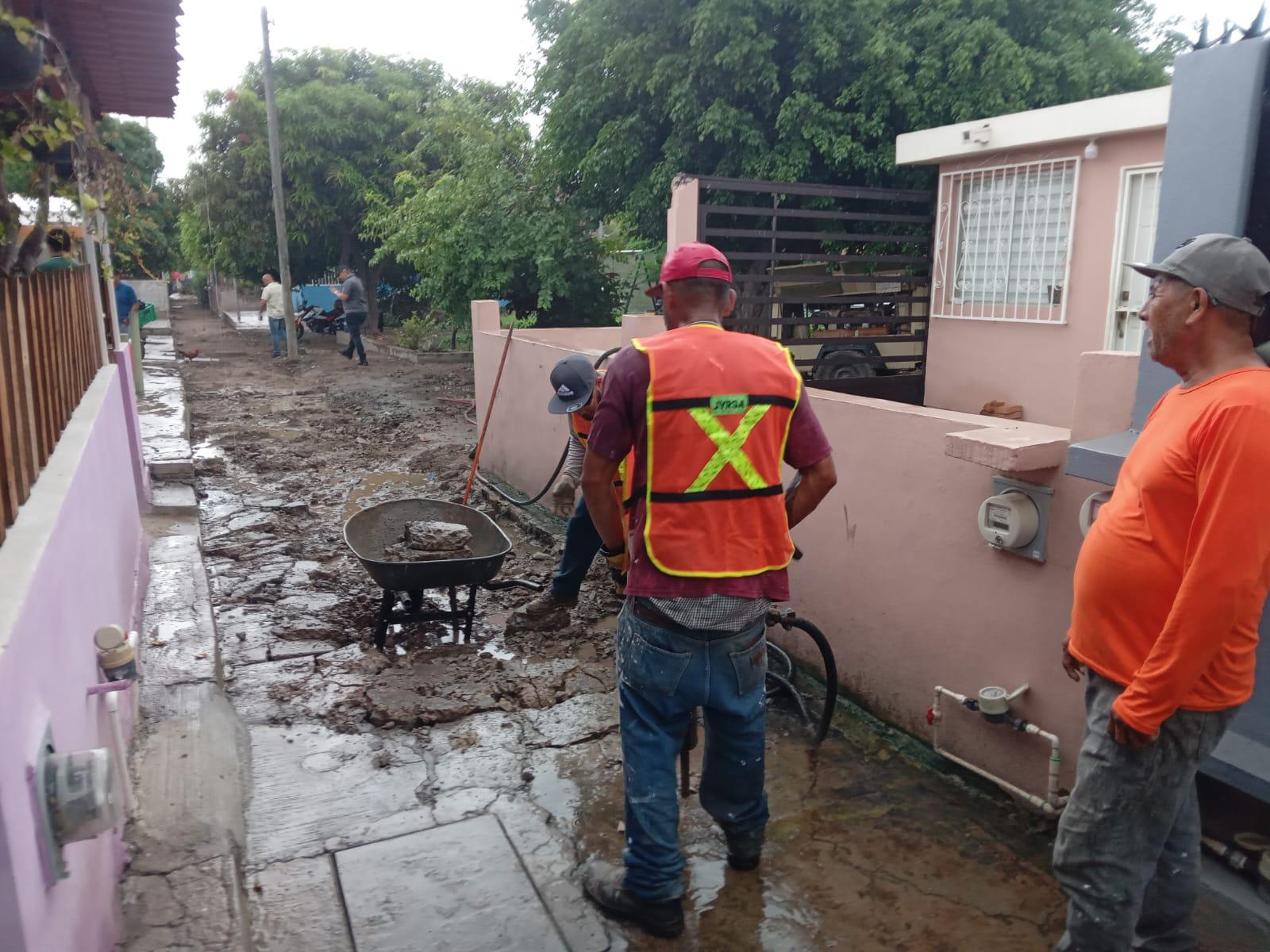 $!Supervisa Alcalde de Mazatlán rehabilitación de drenaje en callejón Gilberto Owen, donde se invierten $1.6 millones