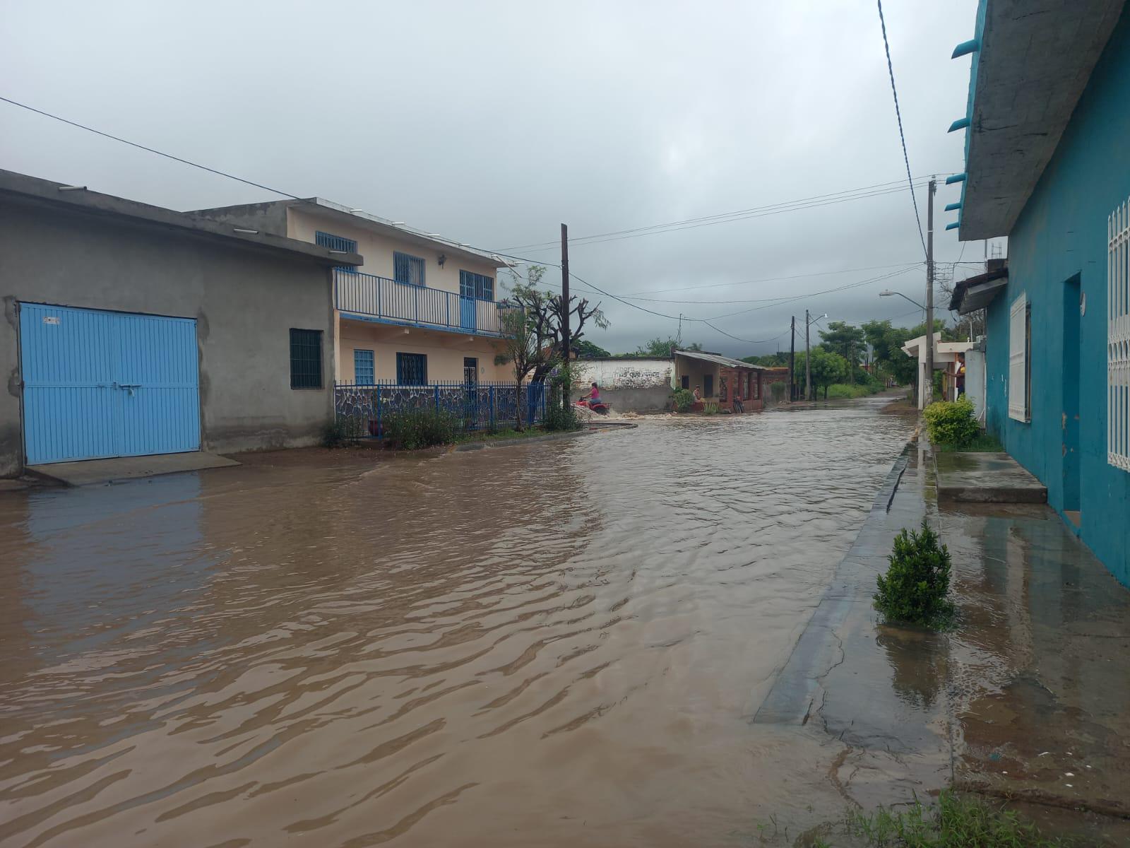 $!Por lluvias, río sale de su cauce y entra a casas en La Concha, Escuinapa