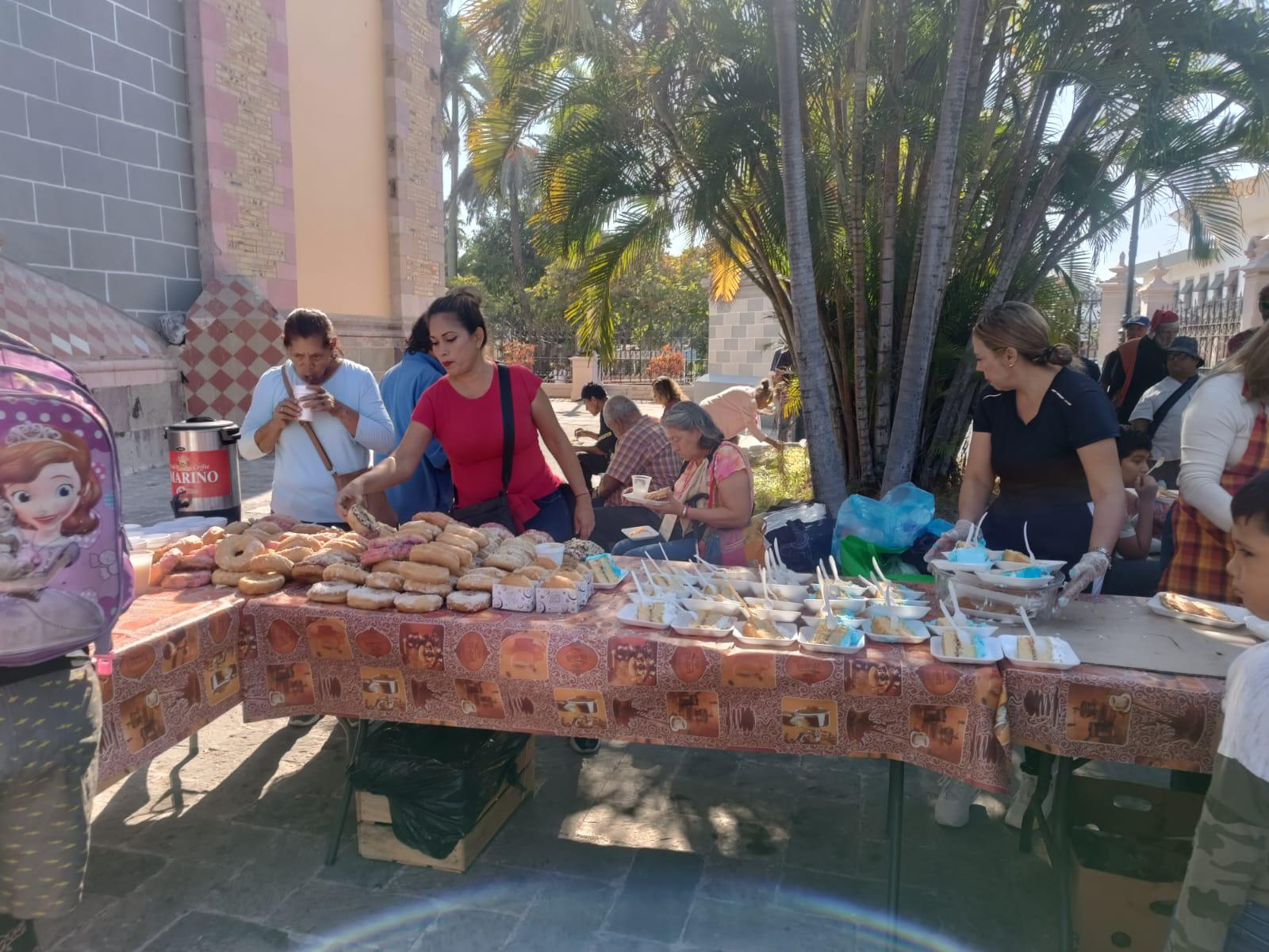 $!Brinda Comedor Comunitario en la Catedral de Mazatlán esperanza a migrantes y personas en situación de calle