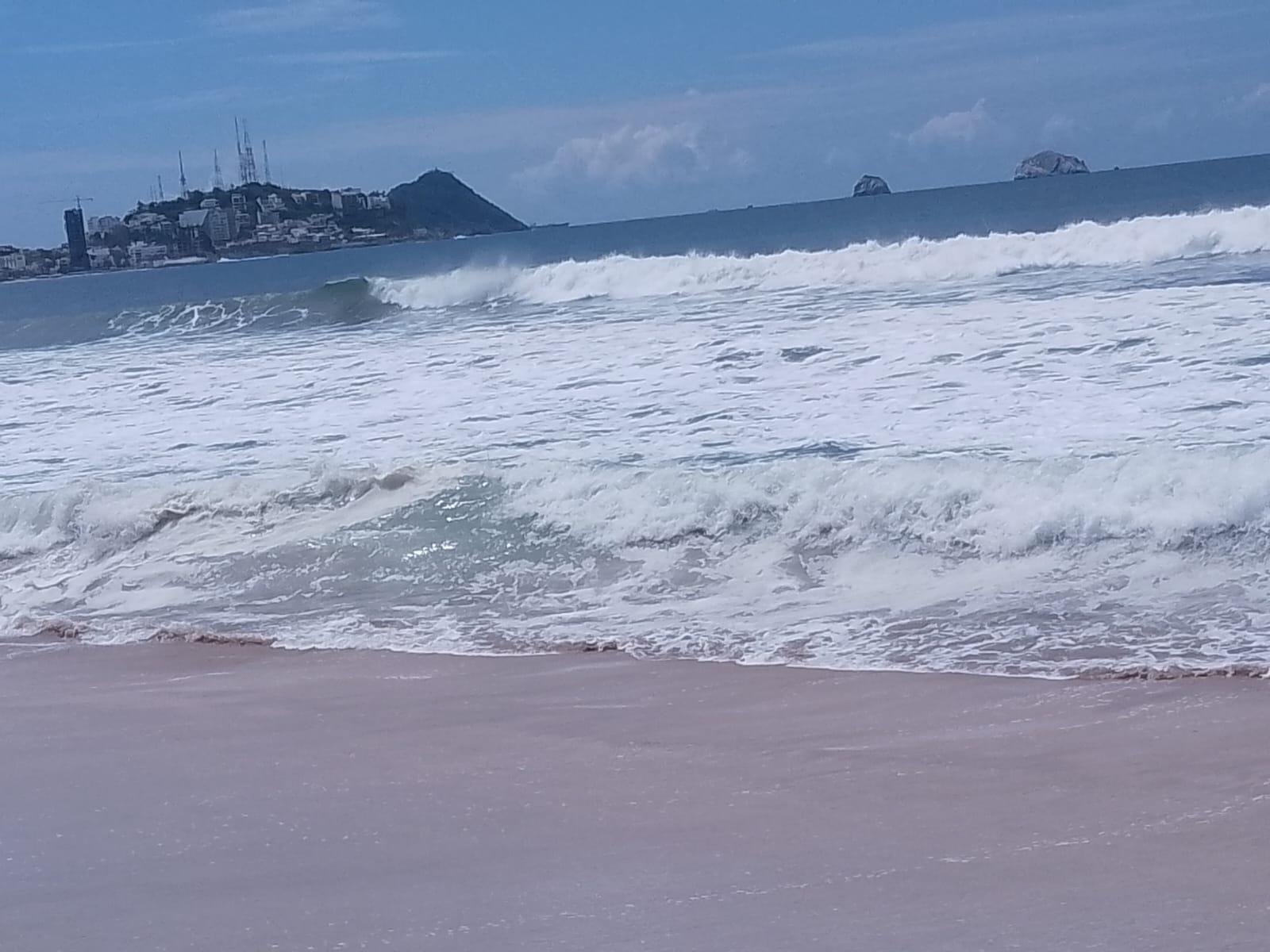 $!Por mar de fondo, refuerzan operativos preventivos en el área de playas de Mazatlán