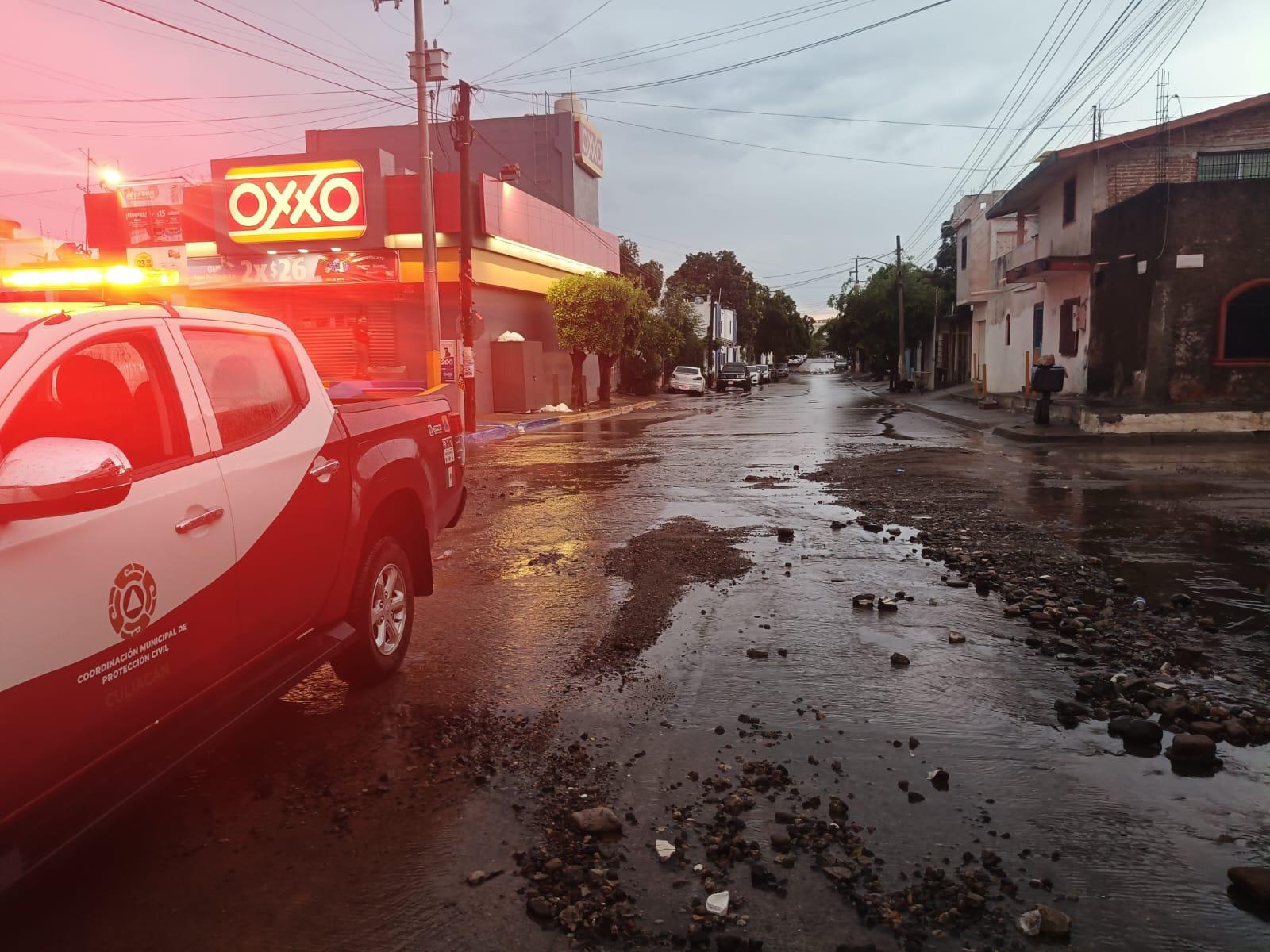 $!Deslaves y vehículos arrastrados, el saldo de la lluvia nocturna en Culiacán