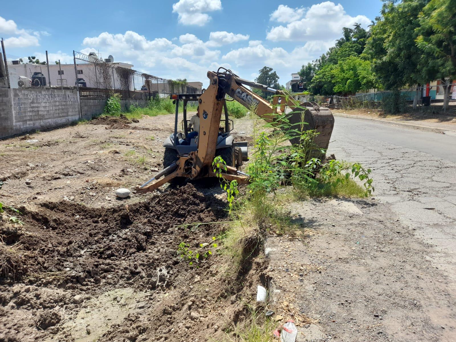 $!Avanza desazolve de afluentes en sector norte y sur de Culiacán