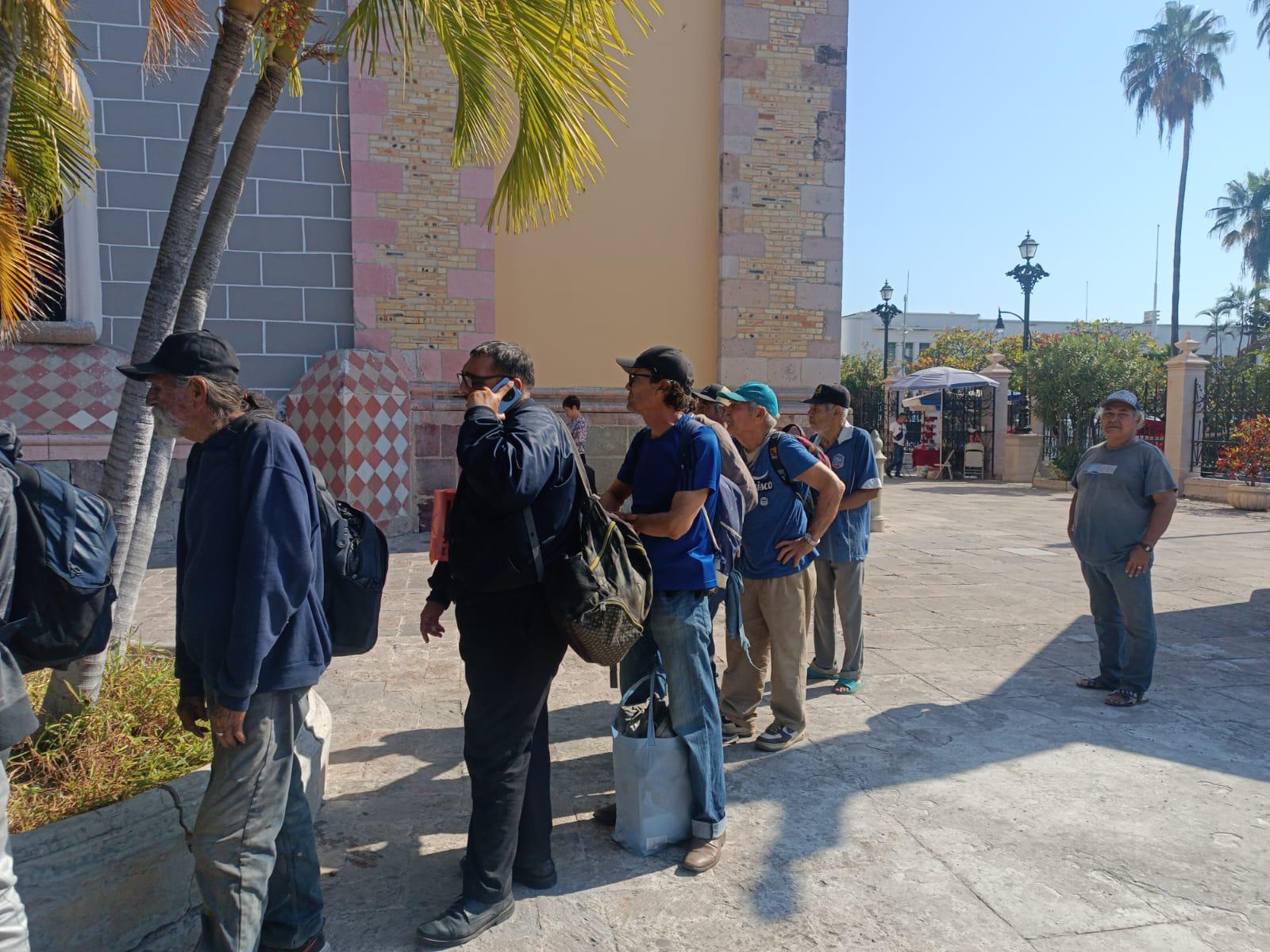 $!Brinda Comedor Comunitario en la Catedral de Mazatlán esperanza a migrantes y personas en situación de calle