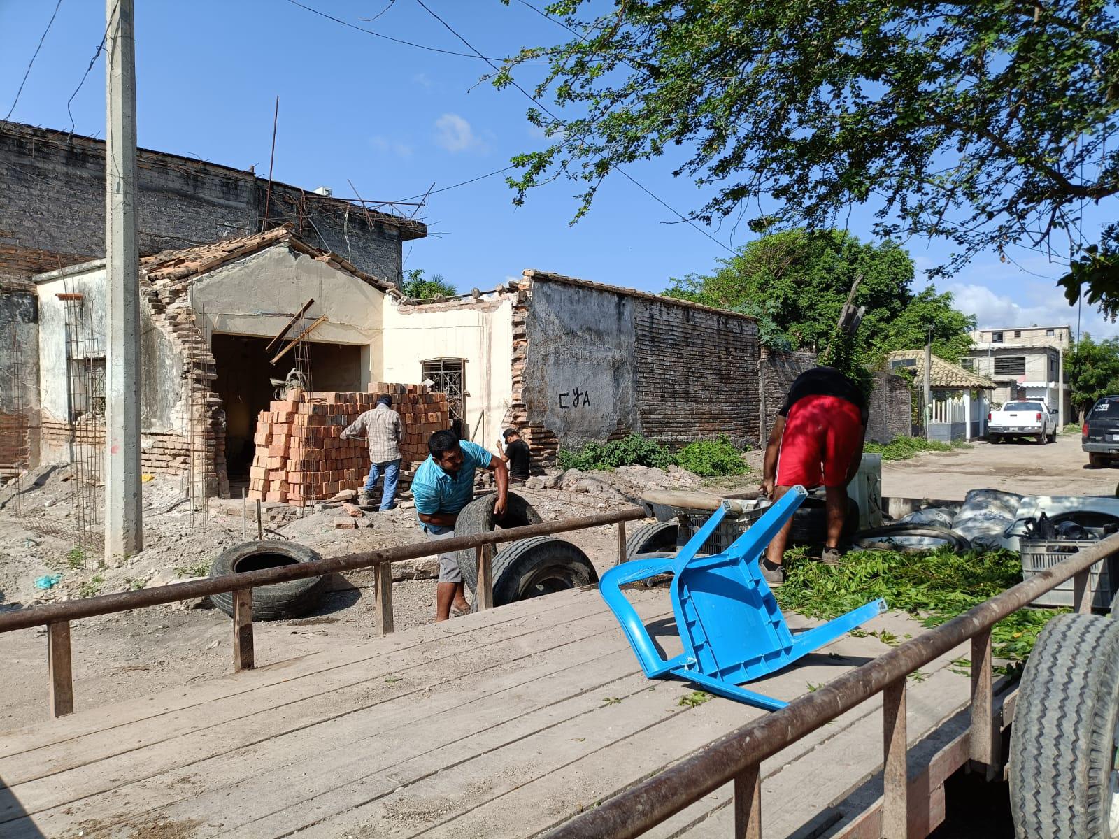 $!Combaten el dengue en Palmillas y siembran árboles