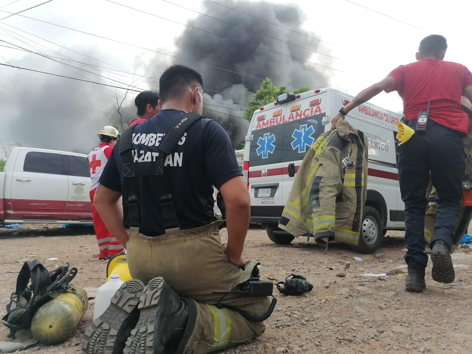 $!Fuego consume bodega de llantas cerca de Basurón en Mazatlán