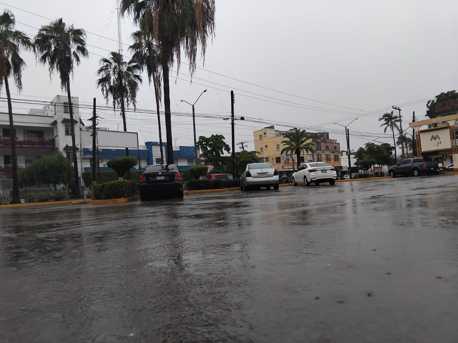 $!Arrecia lluvia vespertina en Mazatlán en el paso de ‘Ileana’