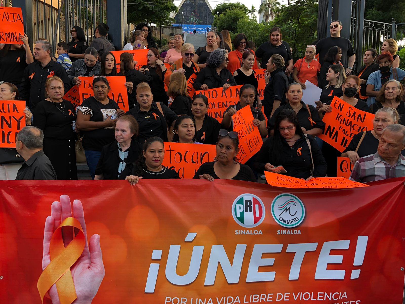 $!Mujeres de PAN, PRI y PRD marchan contra violencia de género en Culiacán