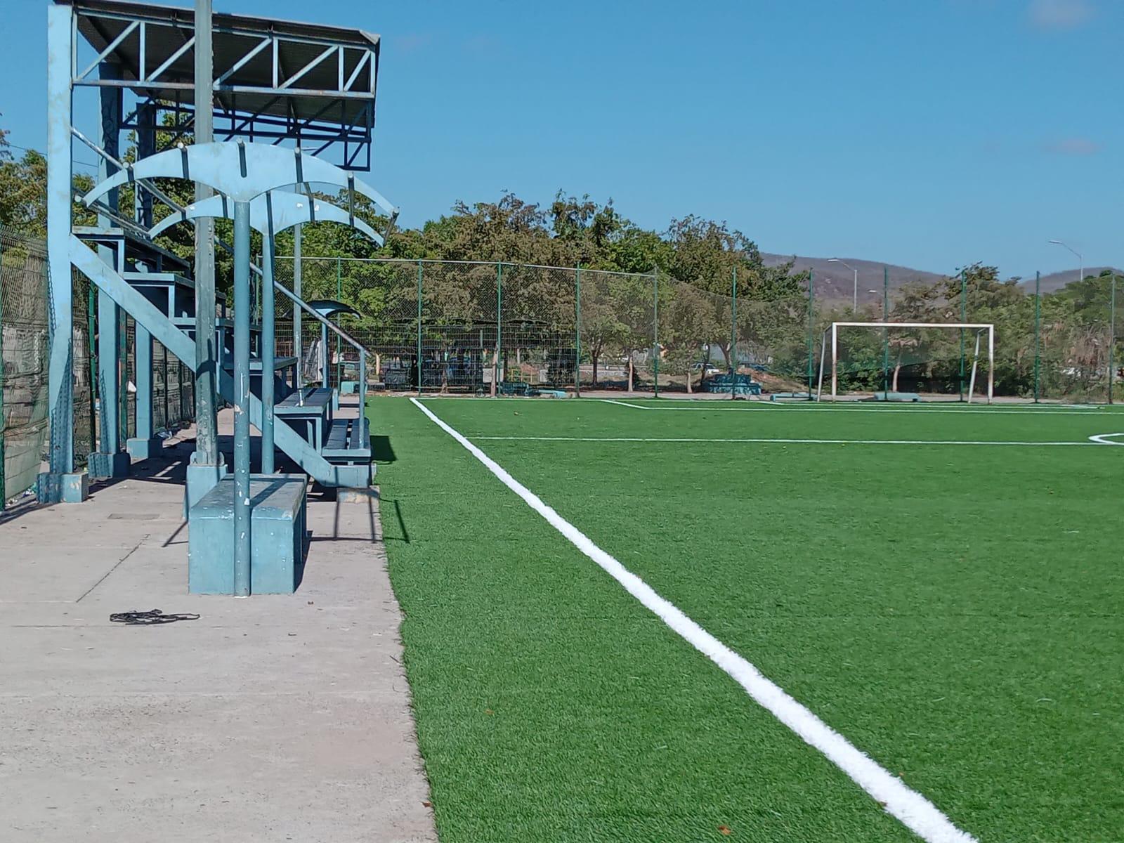 $!Rehabilitan el campo y parque deportivo en La Foresta; pero lluvia los deja encharcados