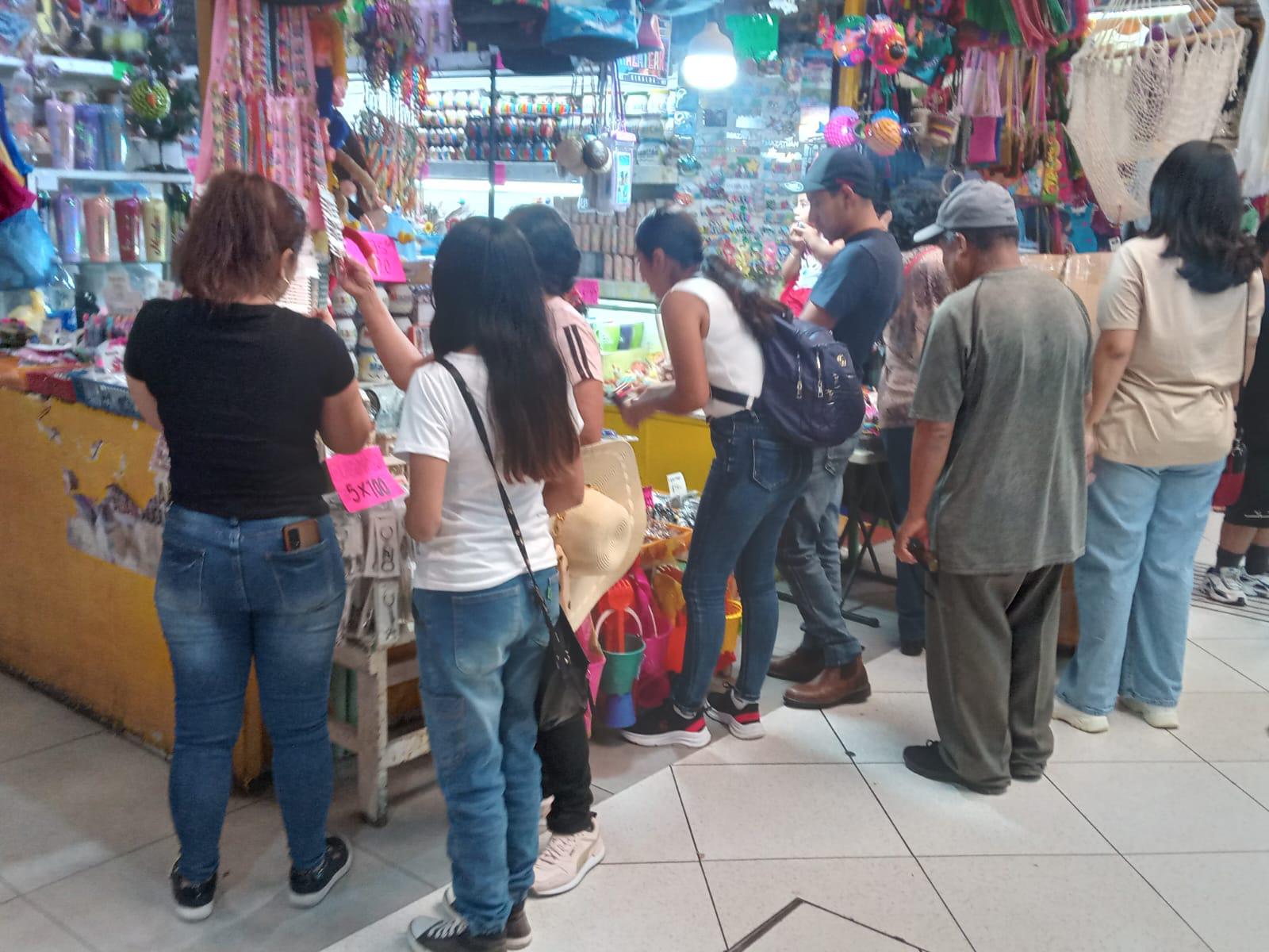 $!Visitantes llenan restaurantes y recorren el Centro Histórico de Mazatlán